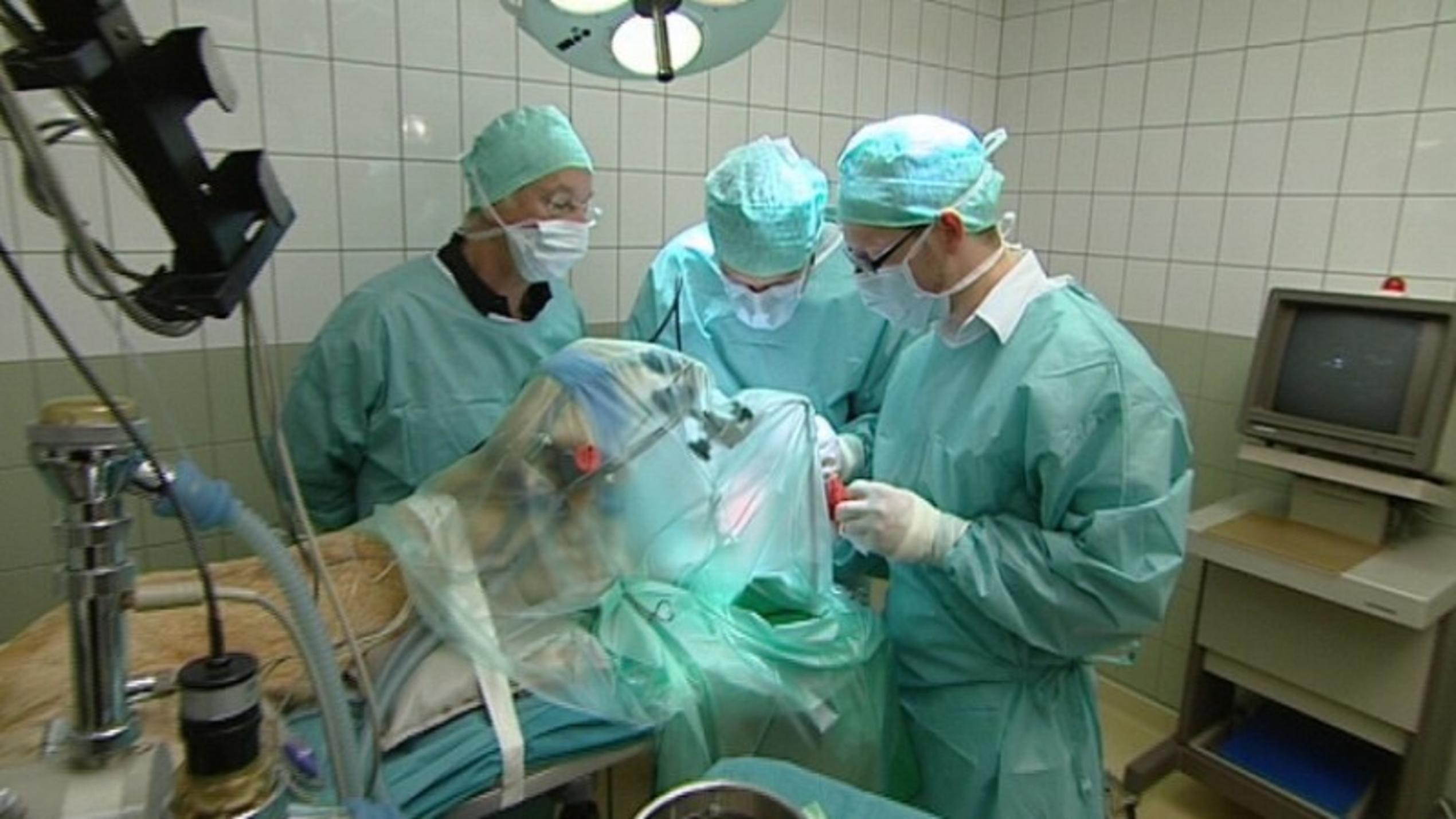 Dr. Tim Bonin operiert