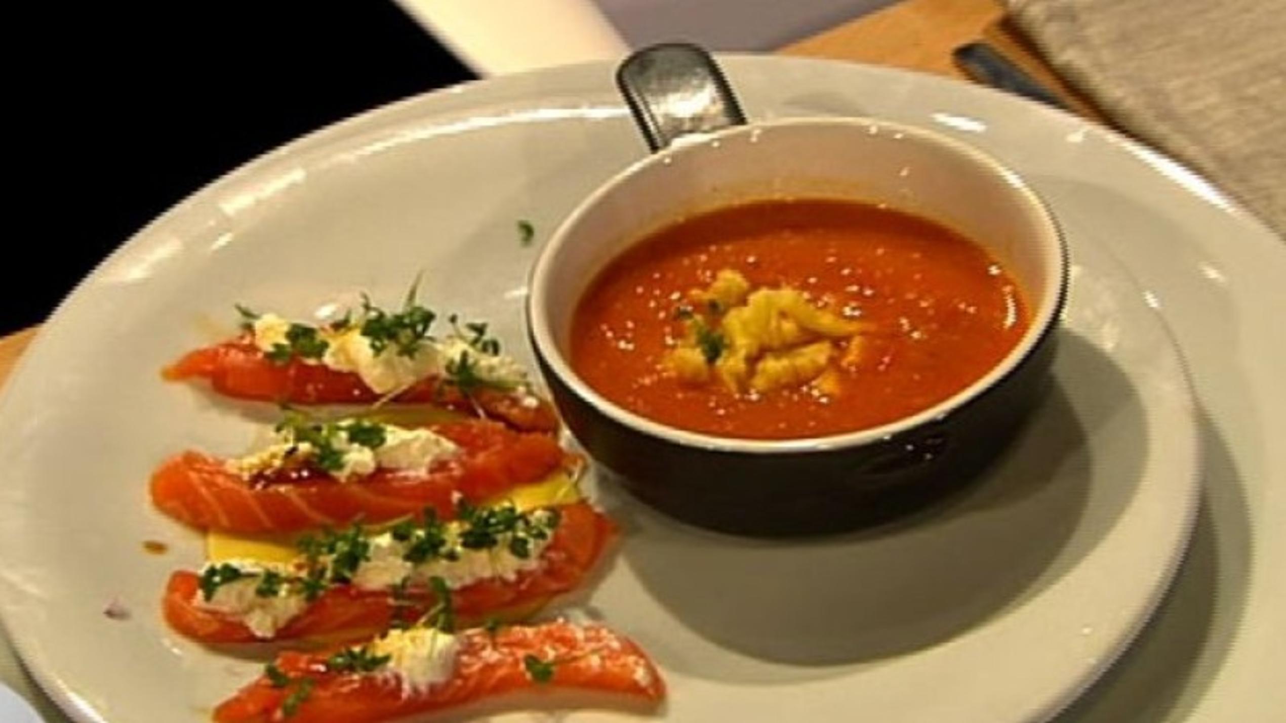 Gewürz-Tomaten-Suppe mit Ricotta-Lachs-Sashimi