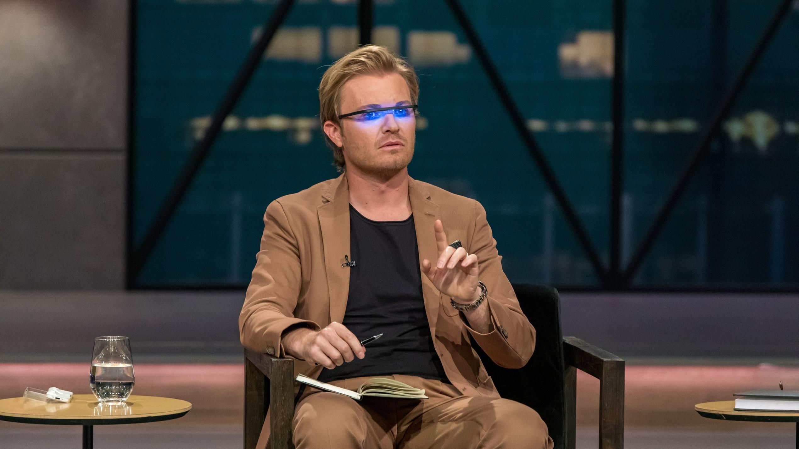 Investor Nico Rosberg unterzieht die Sonnenlichtbrille von "Pocket Sky" direkt einem Praxistest.  