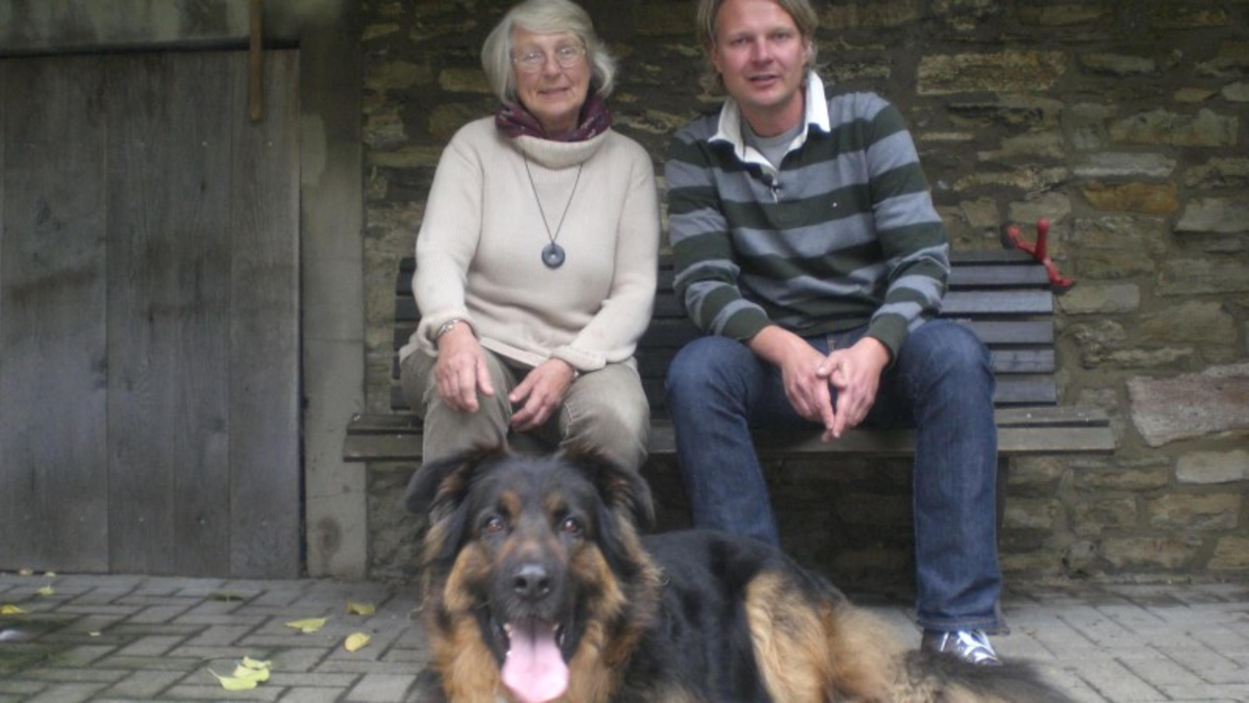 Hundebesitzerin Bärbel Engelage und hundkatzemaus-Tierschutzexperte Frank Weber