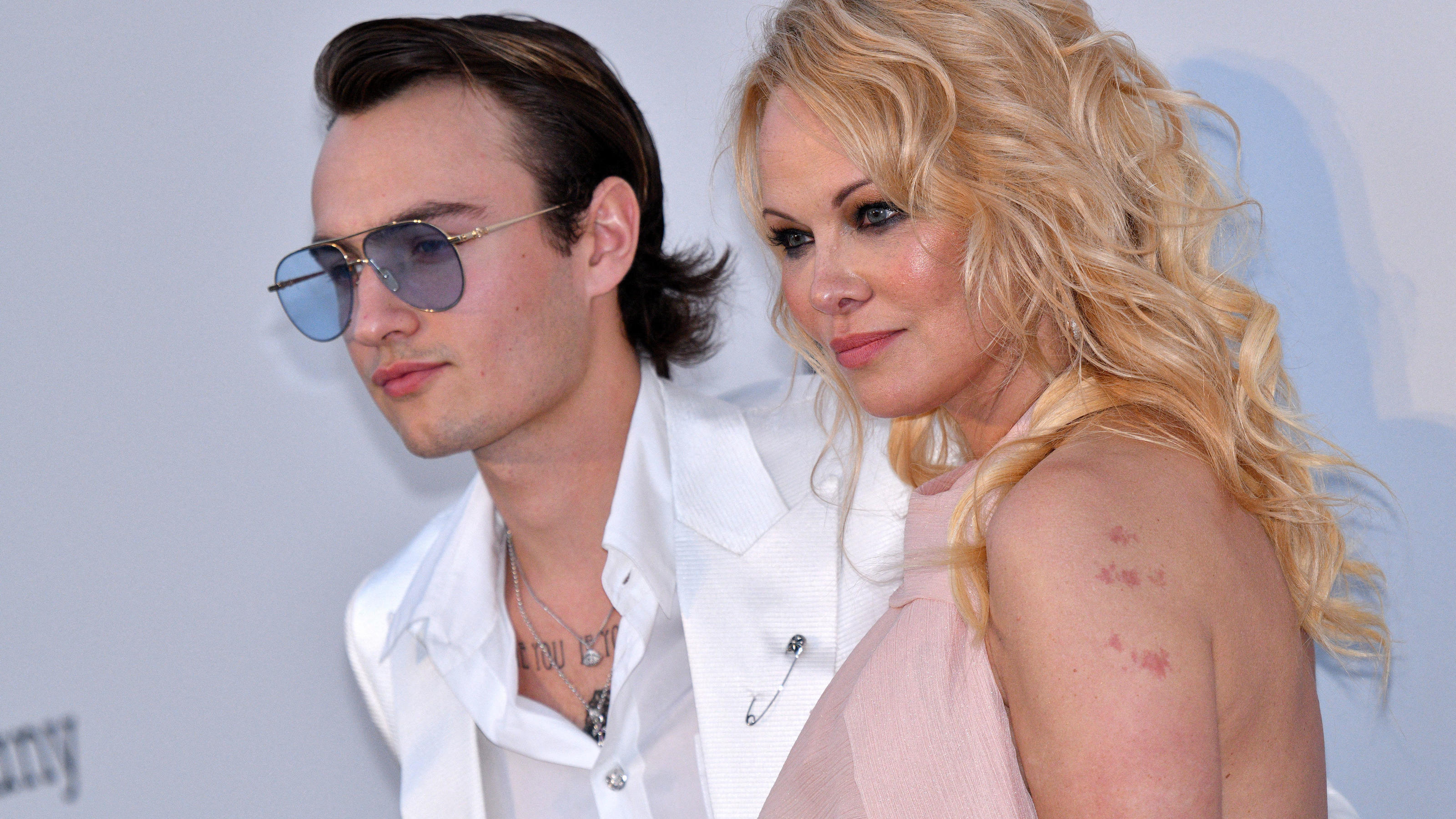 Pamela Andersons Sohn Brandon Lee Rastet Aus Und Attackiert Angeblichen Einbrecher