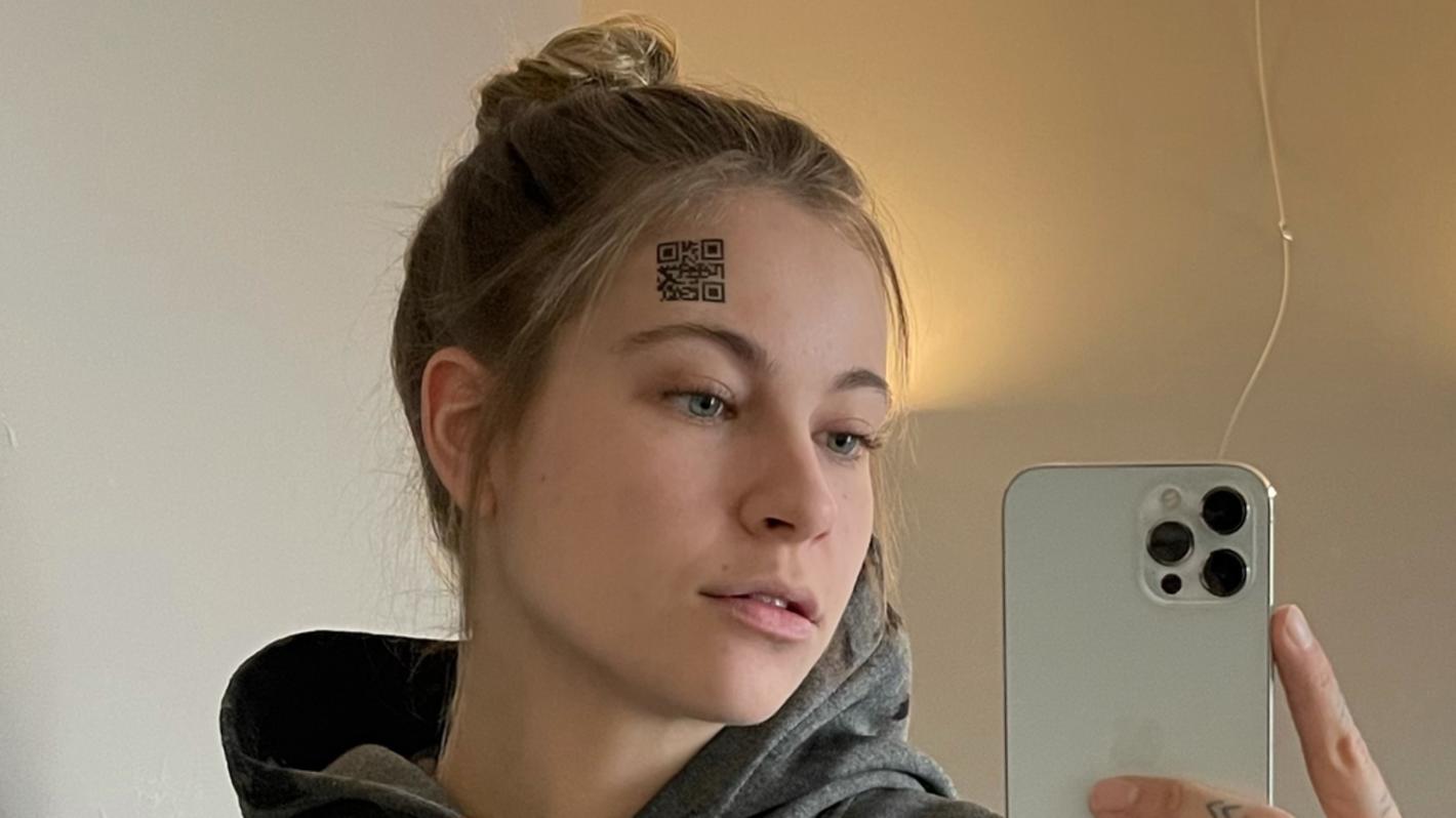 YouTubeStar Melina Sophie Deswegen trägt sie einen QRCode im Gesicht