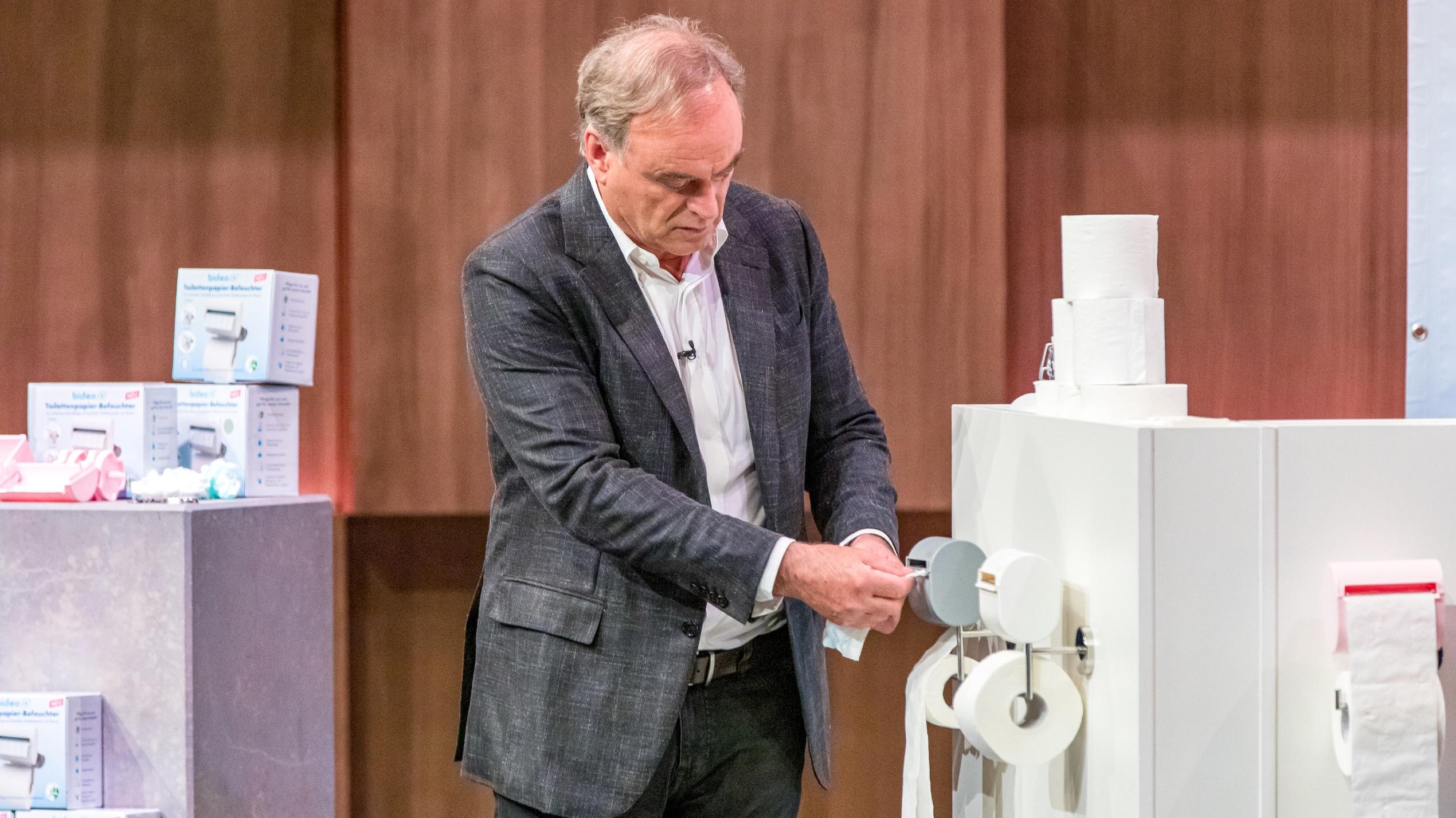 Investor Dr. Georg Kofler nimmt den Toilettenpapier-Befeuchter von "Bideo" genau unter die Lupe.