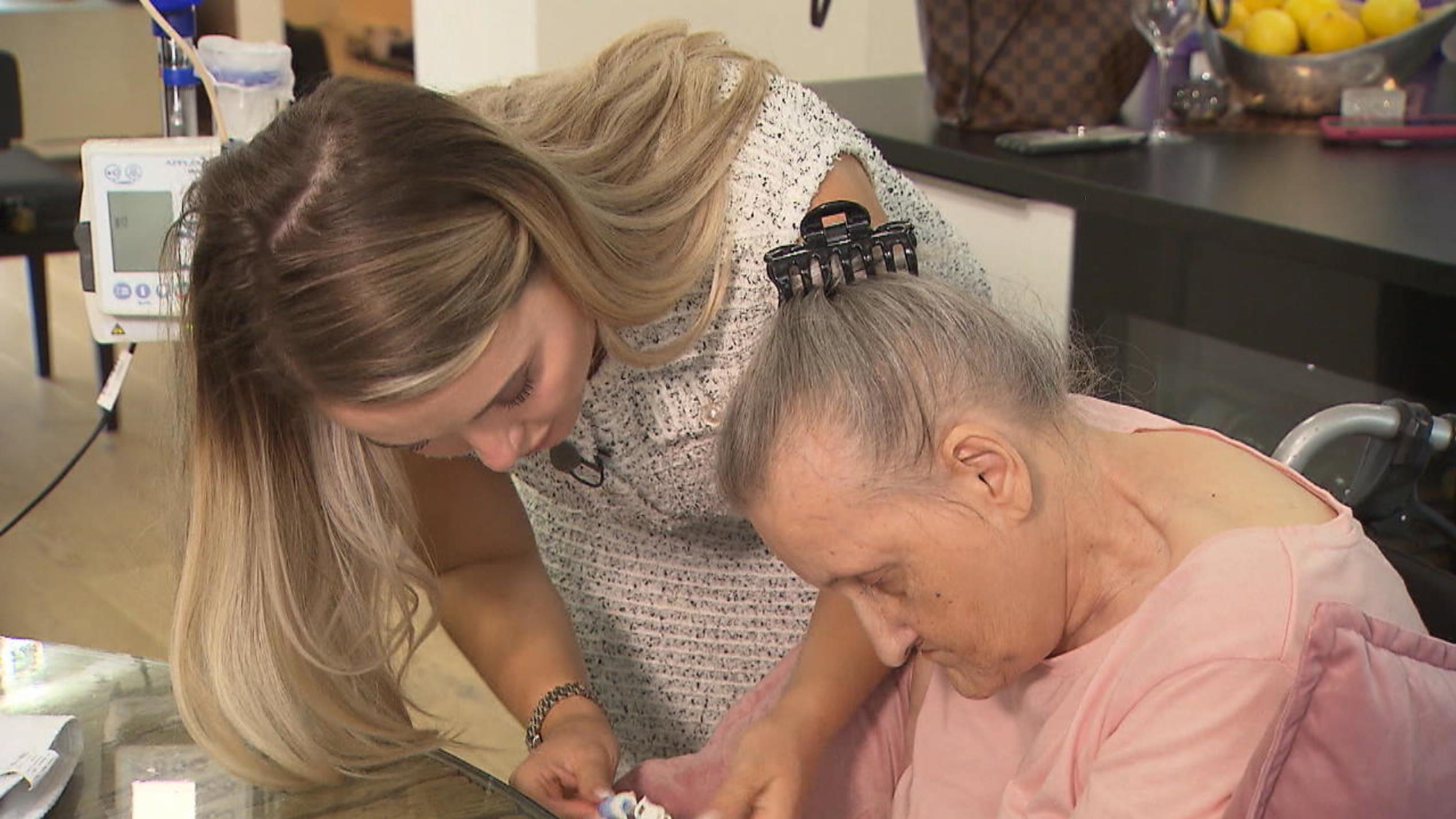 Cathy Lugner kümmert sich um ihre demenzkranke Oma.