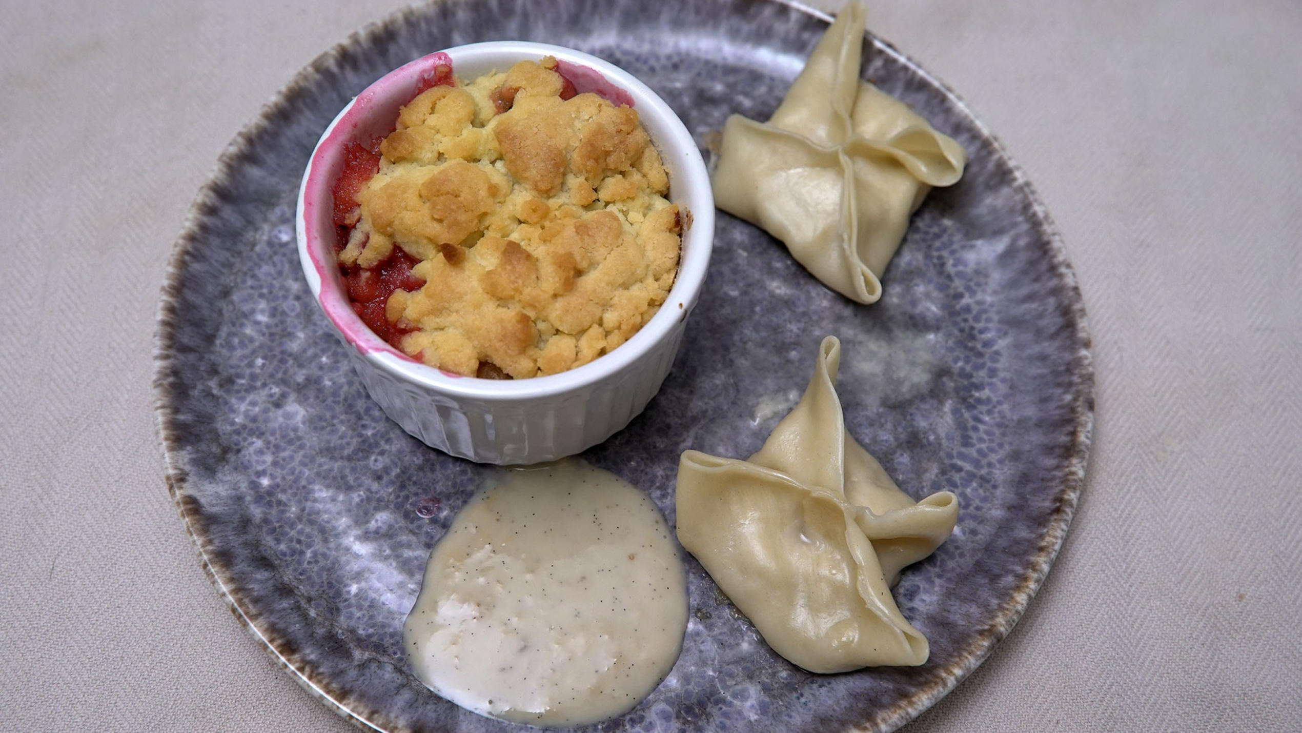 Crumble-Pflaumen mit Dumplings - Katharinas Dessert
