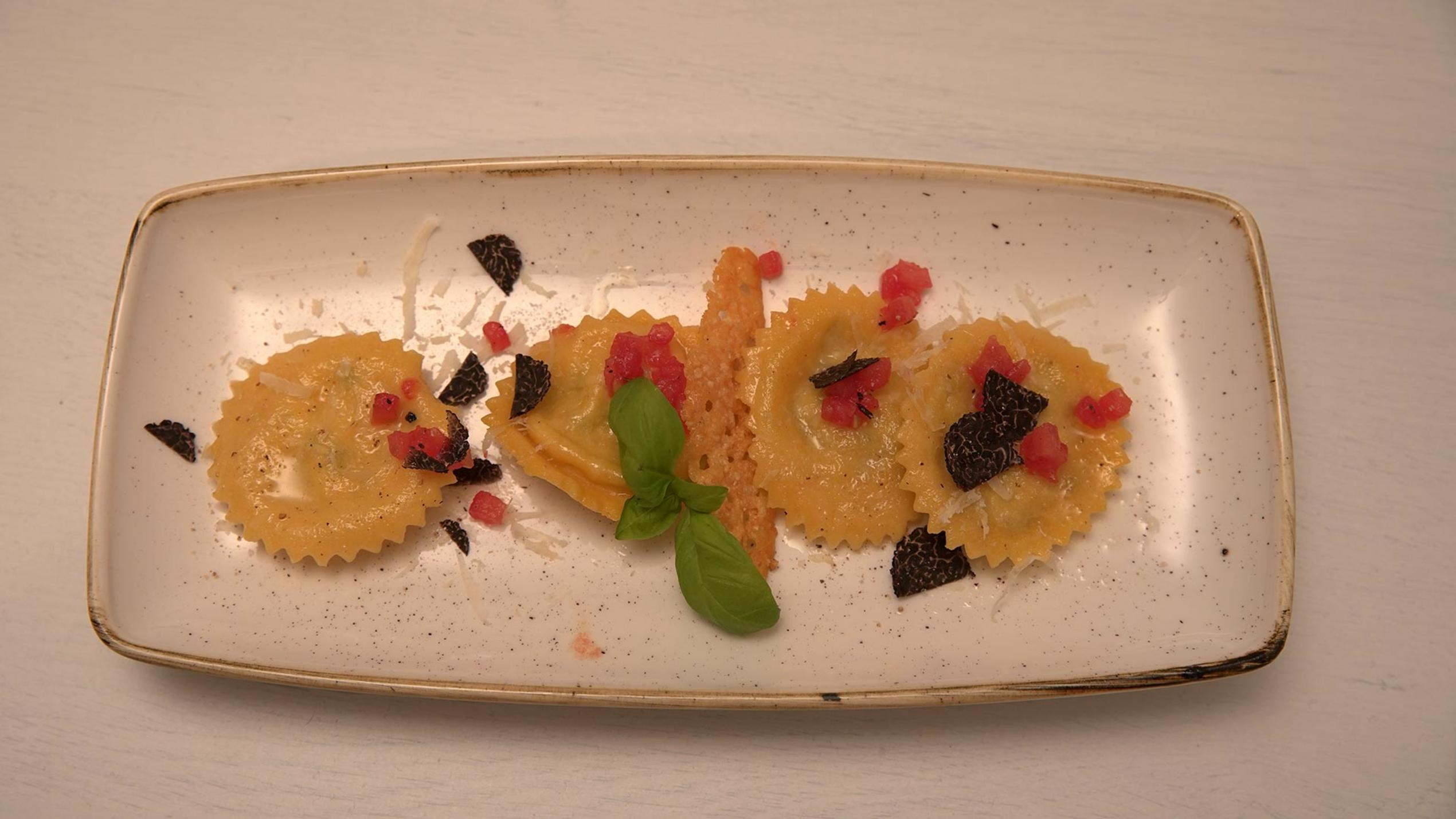 Das perfekte Dinner: Ravioli mit Pinienkern-Pilzfüllung, Tomaten-Con ...