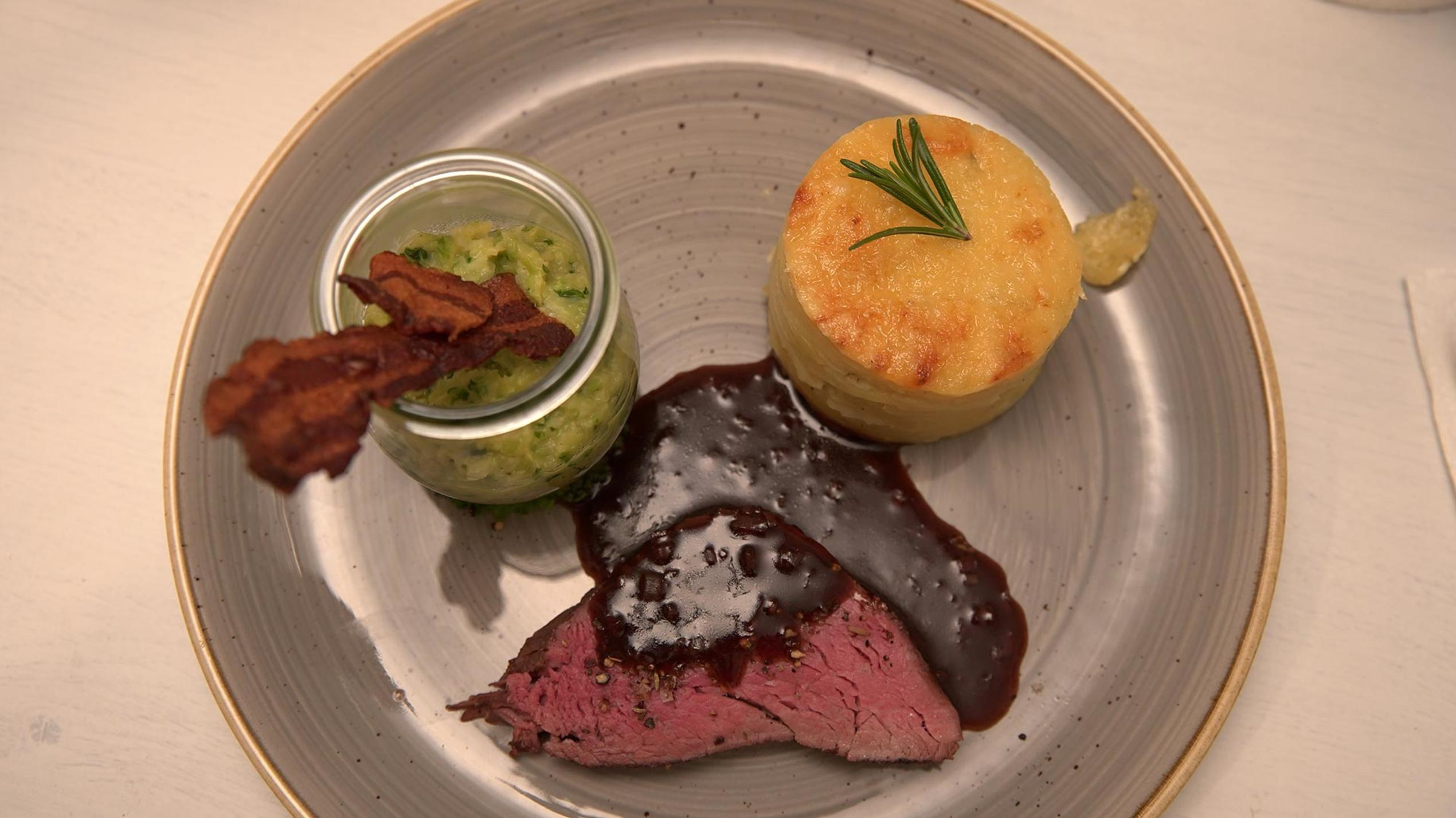 Das perfekte Dinner: Rinderfilet an Rotwein-Schalotten-Soße, Wirsing ...