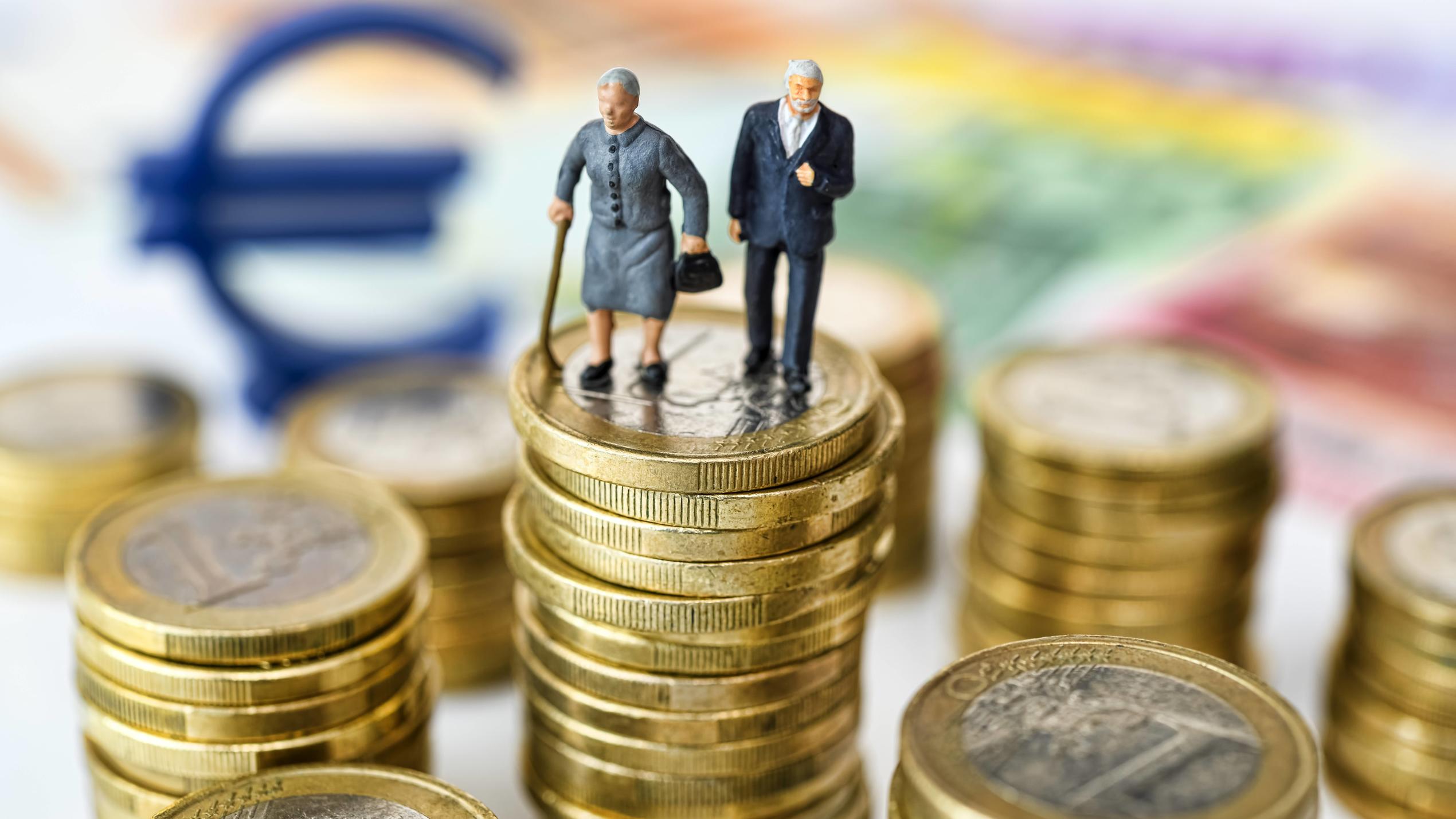  Seniorenpaar auf Geldmünzen, Symbolfoto Rente *** Senior couple on money coins Symbolfoto pension