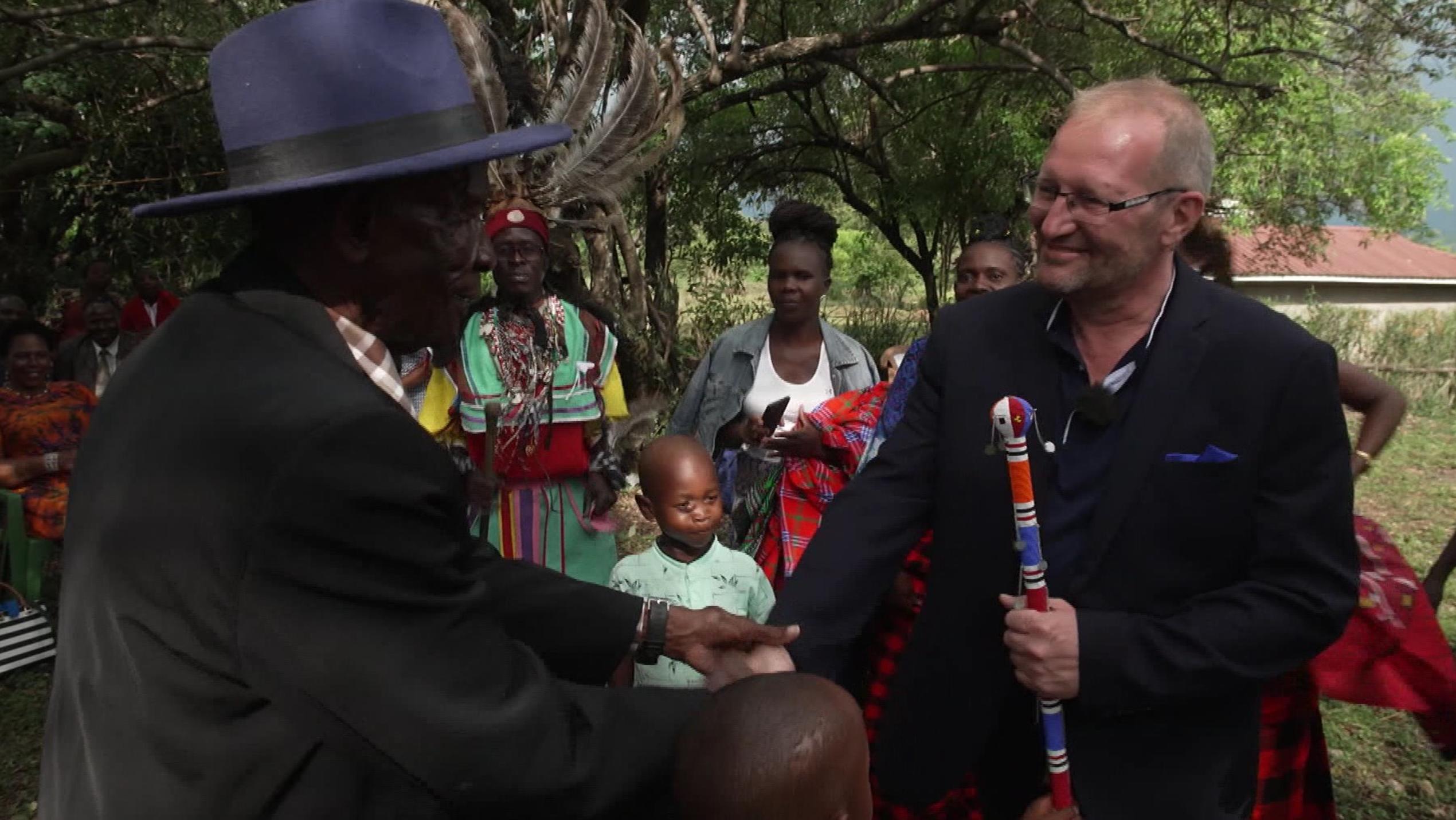 "Goodbye Deutschland"-Auswanderer Kai Kron meistert die kenianischen Traditionen mit Bravour.