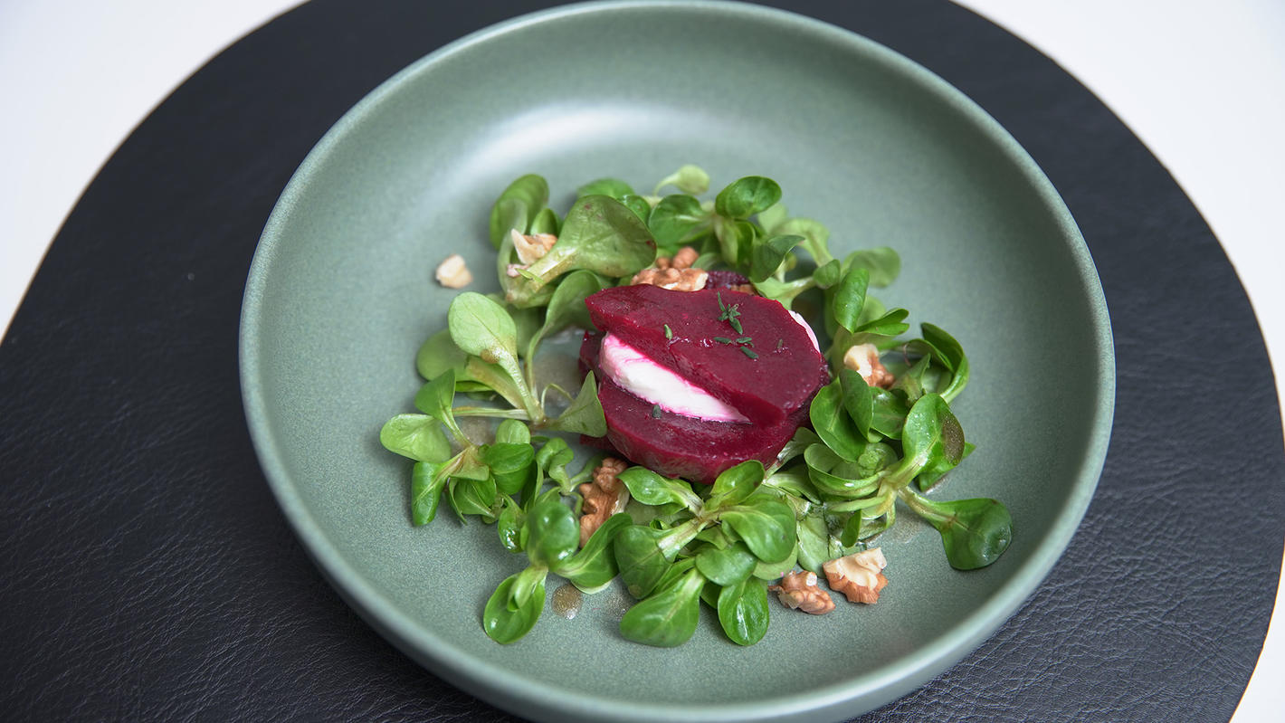 Das perfekte Dinner: Rote Beete - Mozzarella Türmchen auf Feldsalat ...