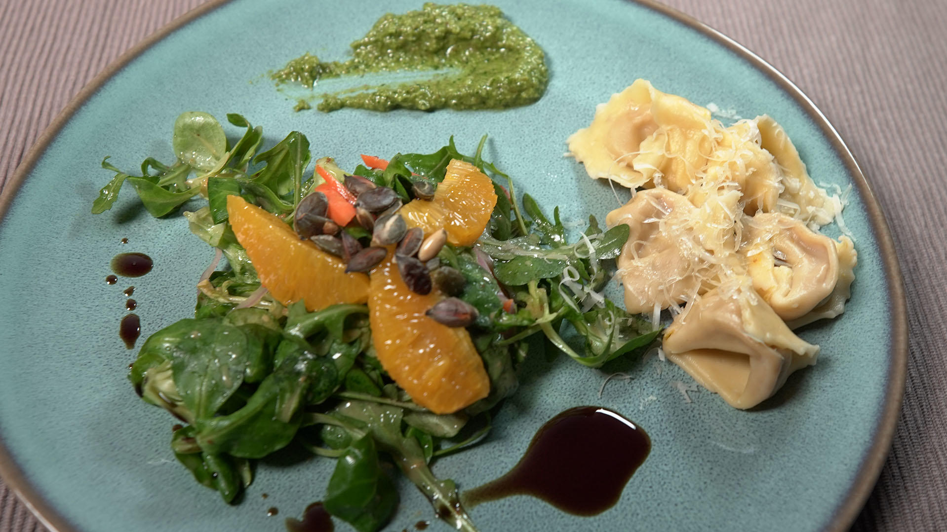 Das perfekte Dinner: Kürbis-Tortelloni mit Walnuss-Pesto und Feldsalat ...