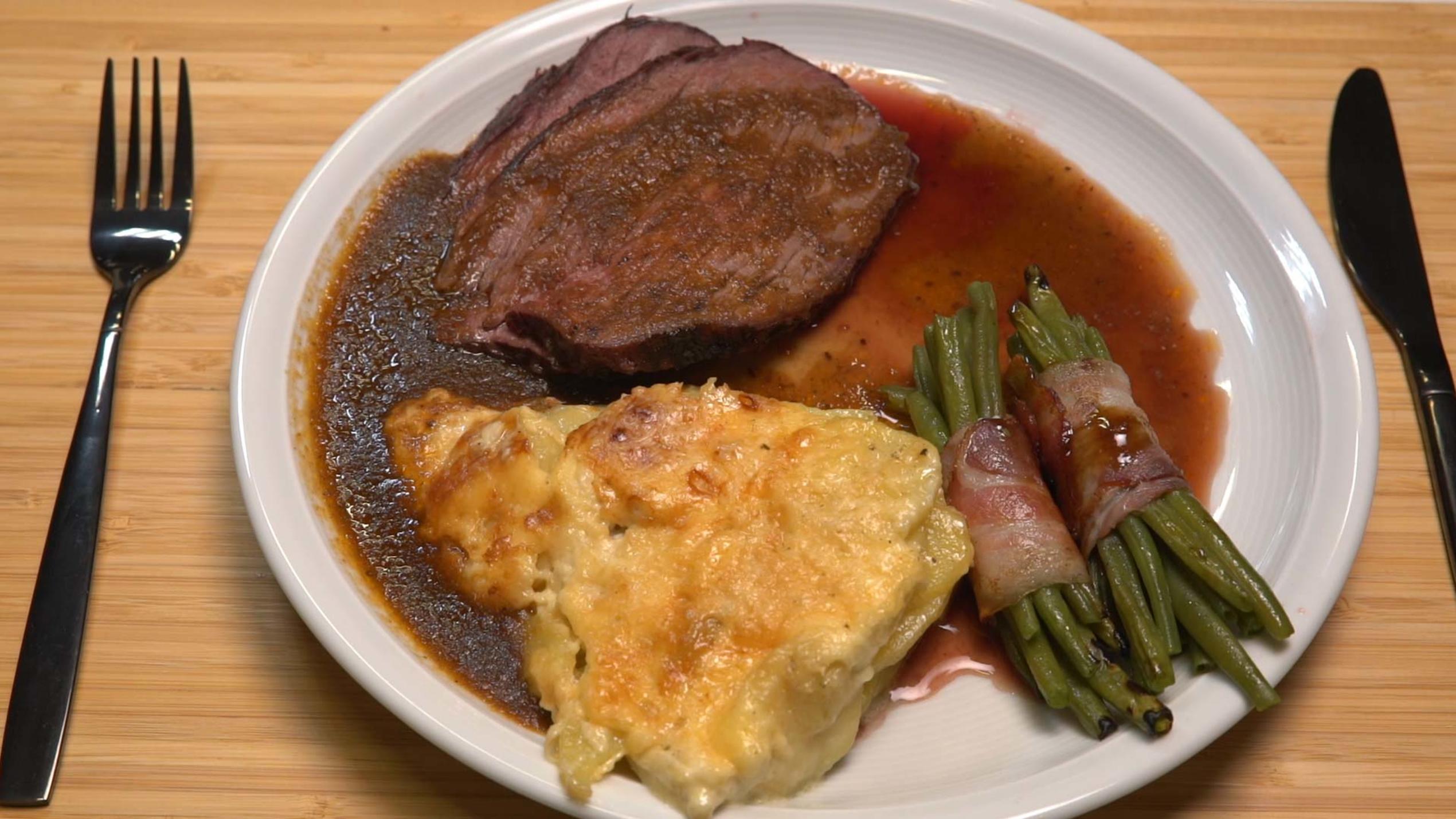 Das perfekte Dinner; Tafelspitz vom Grill mit Kartoffelauflauf und ...