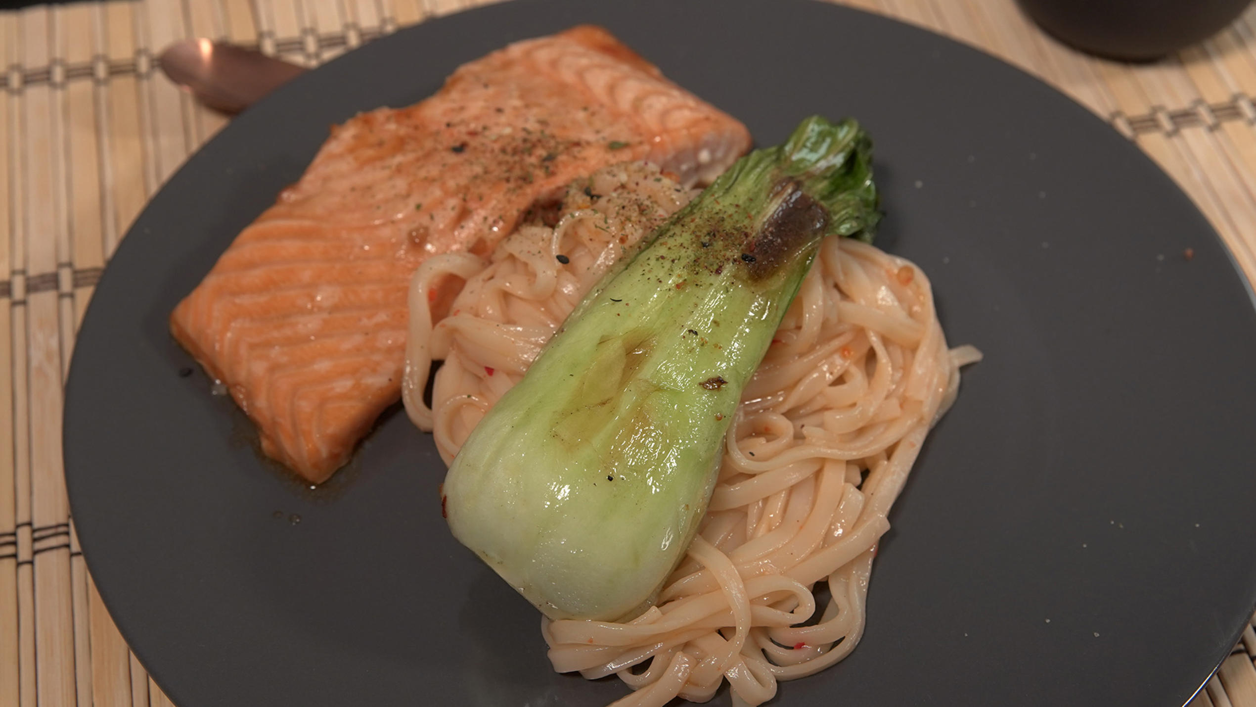 Das perfekte Dinner: Teriyaki Lachs mit Udon Nudeln und Pak Choi ...