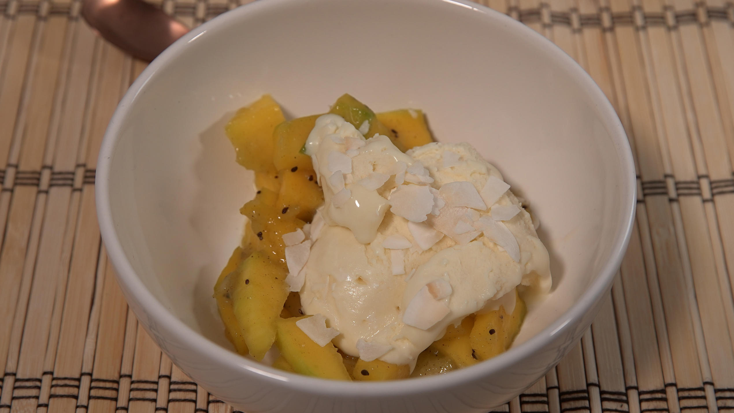 Das perfekte Dinner: Mango-Kiwi-Salat mit Kokos-Eis - Michels Dessert