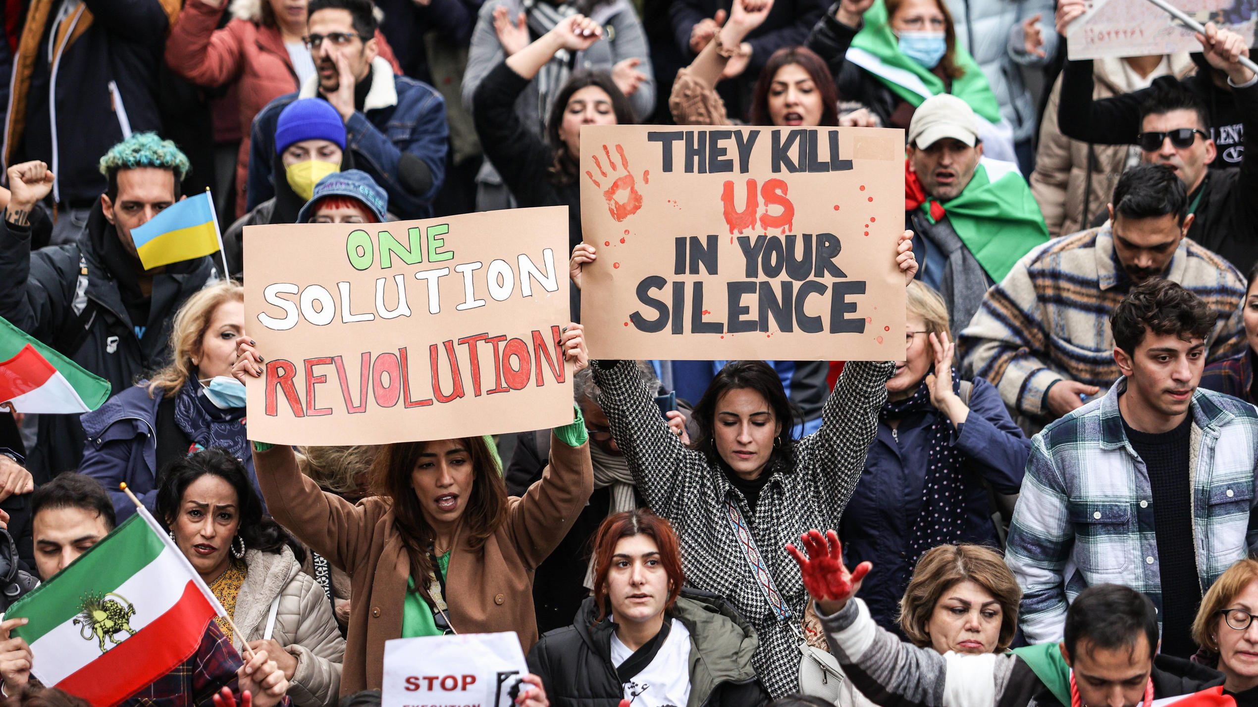  Tausende bei Ukraine- und Iran-Demo in Köln Schild: Eine Lösung. Revolution. // Sie töten uns in deinem Schweigen . Tausende Ukraine- und Iran-Anhänger demonstrierten für Menschenrechte, Gleichberechtigung und gegen Krieg in Köln am 05.11.2022. * Si