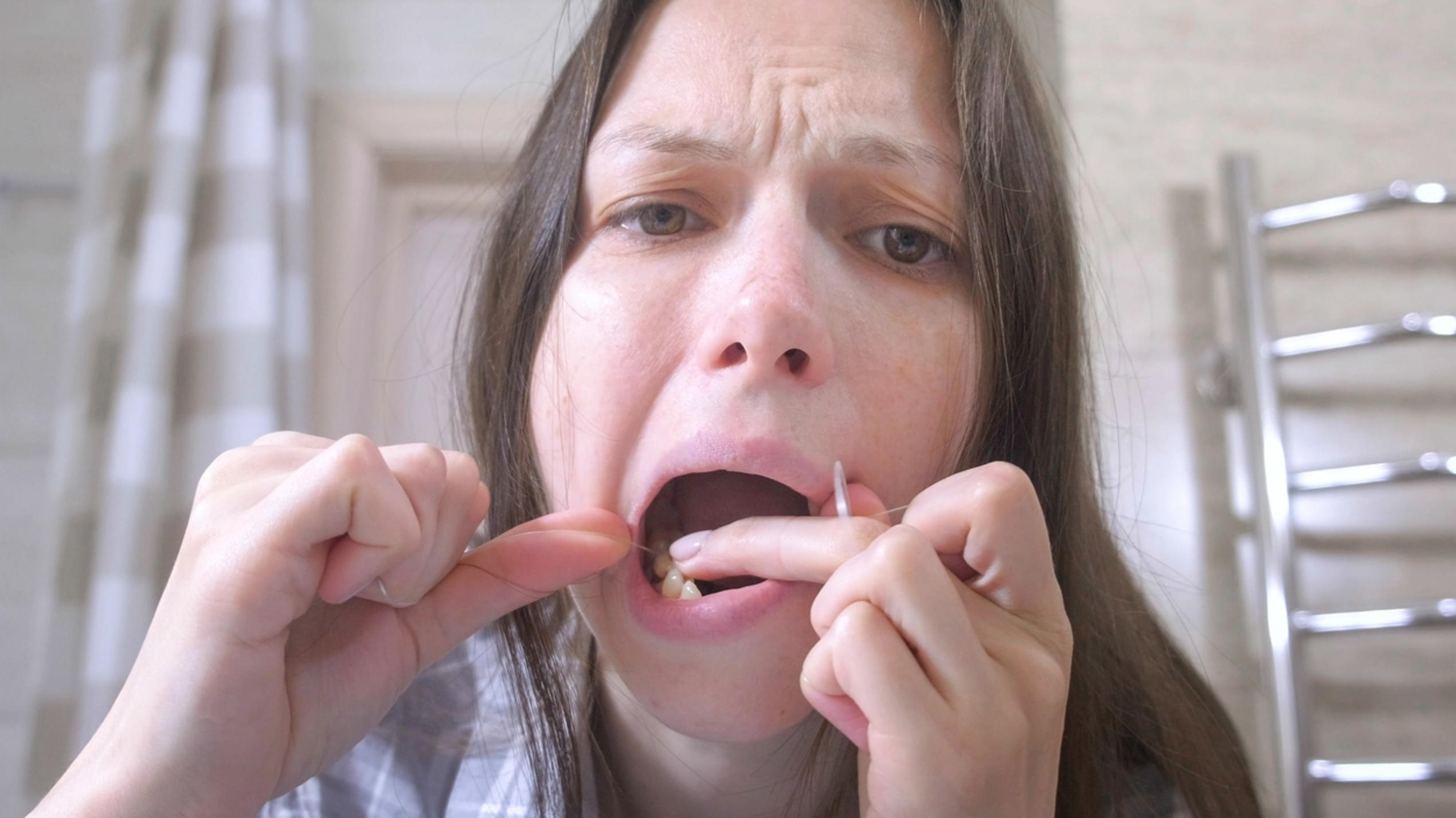 Muss die Zahnseide wirklich sein? Nein, sagt Zahnarzt Dr. Fickl.