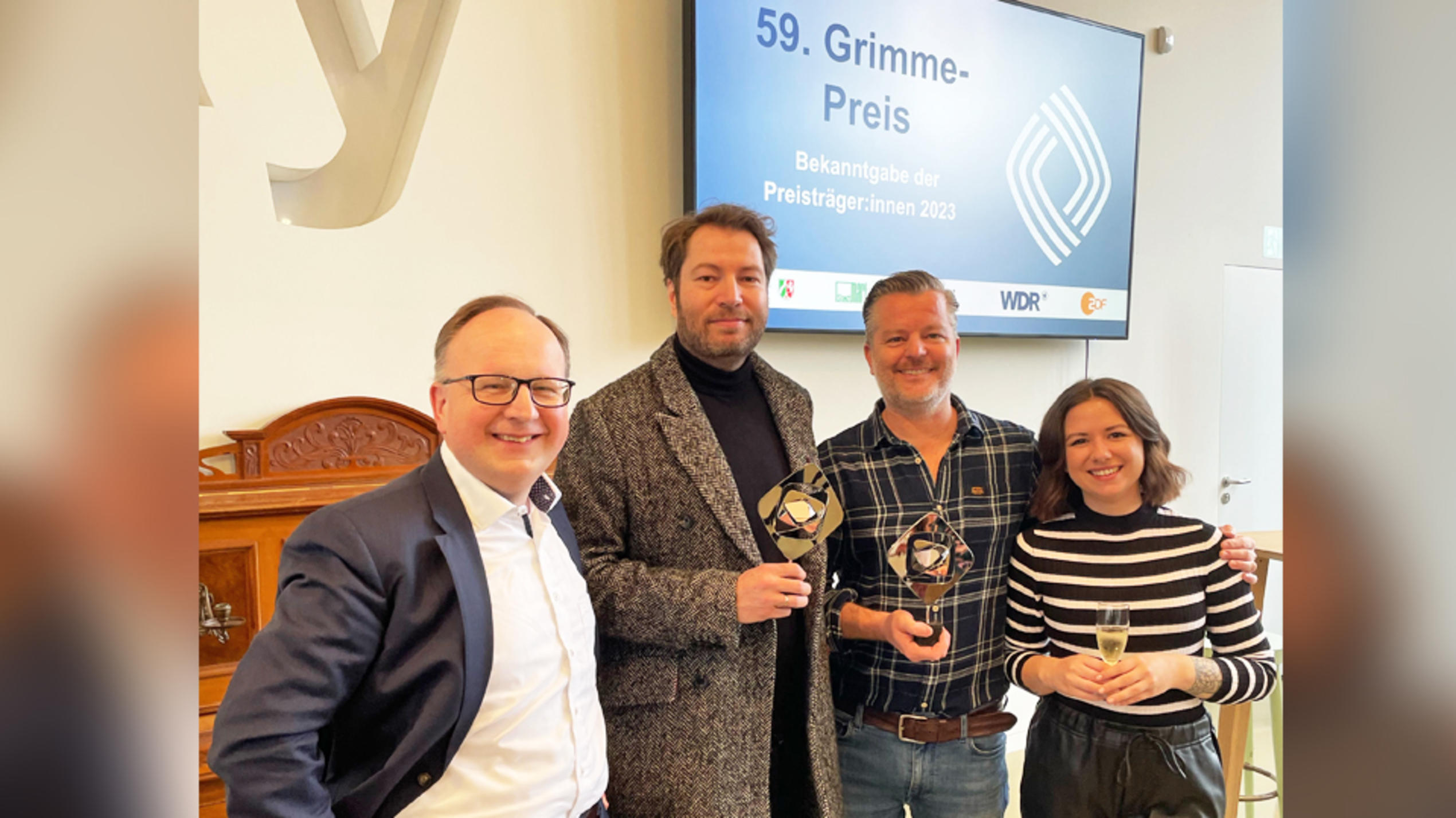Sie freuen sich über die Grimme-Preise: v.l. Ulrich Klugius (VOX), Sascha Gröhl (Produzent und Regisseur), André Dietz (Schauspieler und Mentor), Laura Pelzer (VOX)