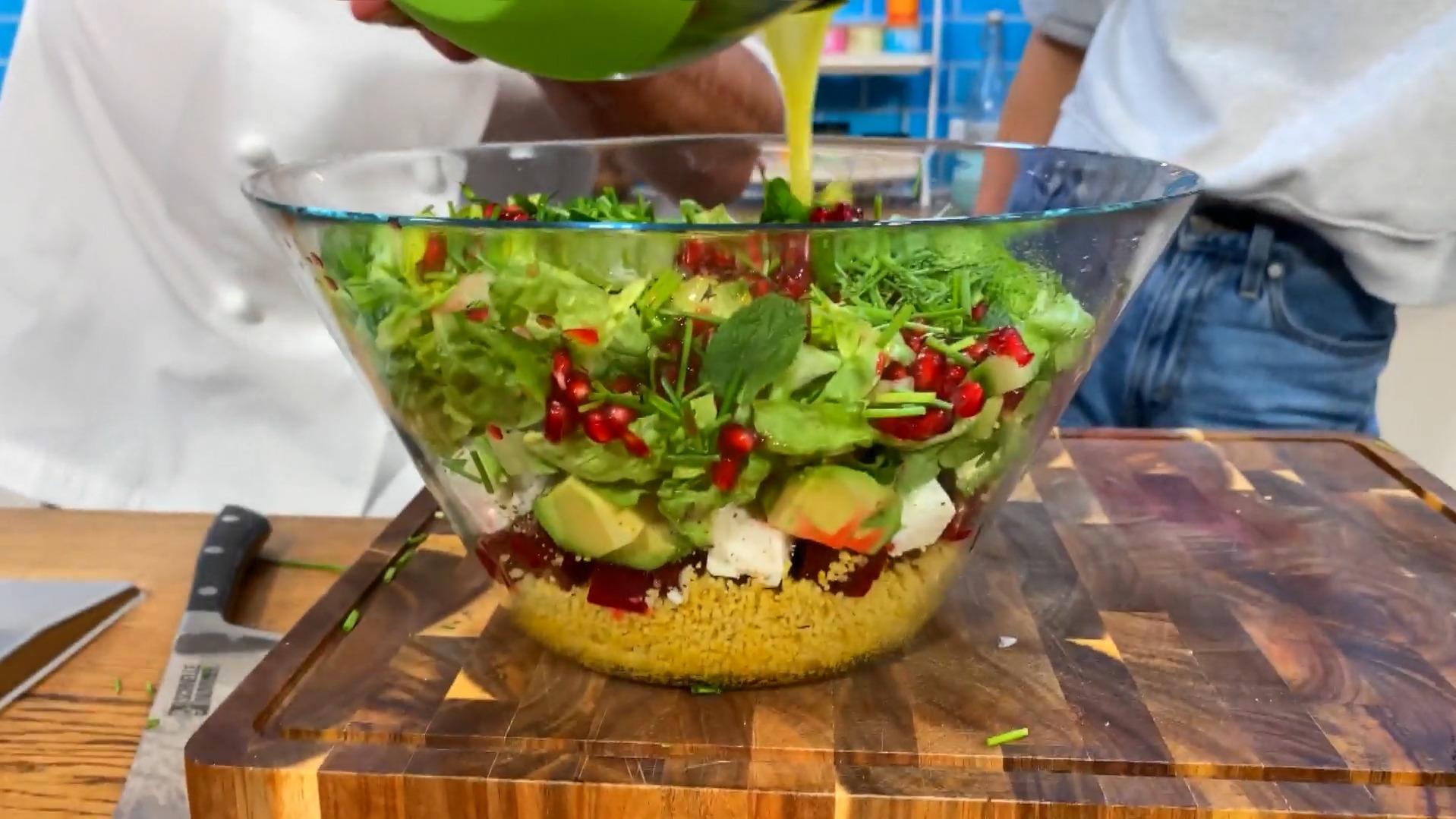 Hensslers schnelle Nummer: Schichtsalat-Rezept mit Couscous, Feta ...