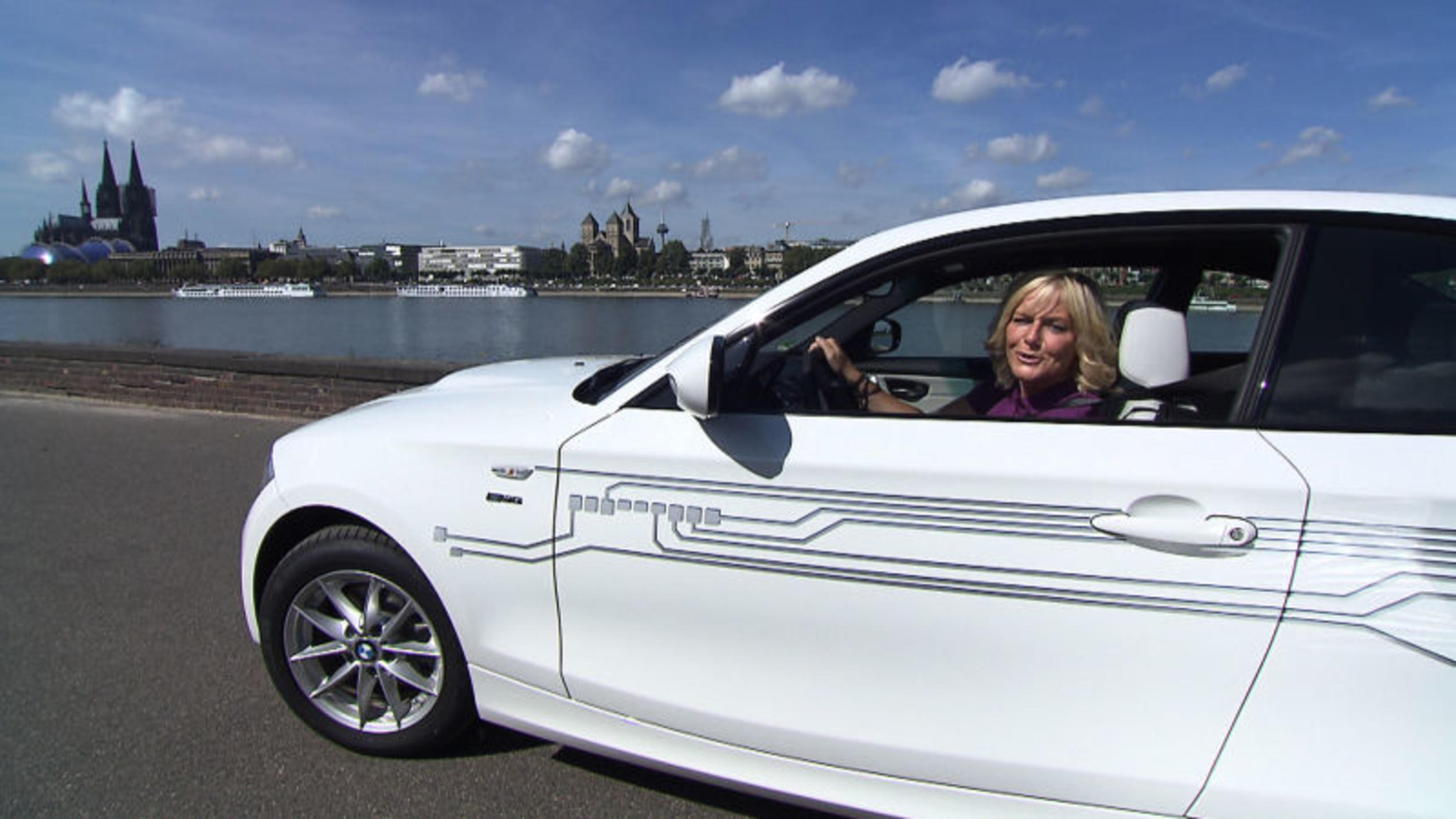 auto mobil-Moderatorin Birte Karalus testet den BMW Active E