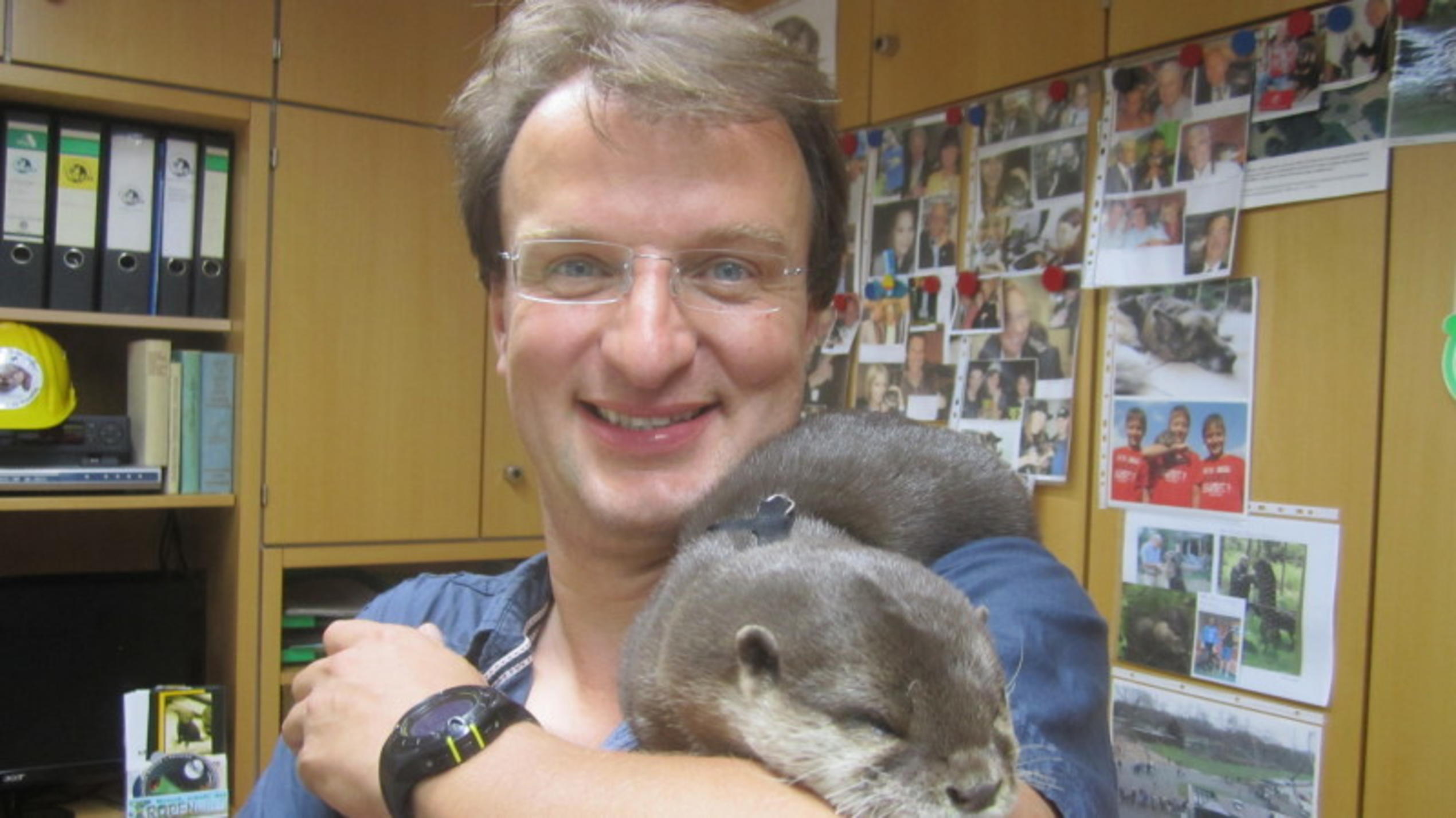 Dr. Matthias Reinschmidt begleitet den Zoodirektor und den kleinen Otter Nemo.