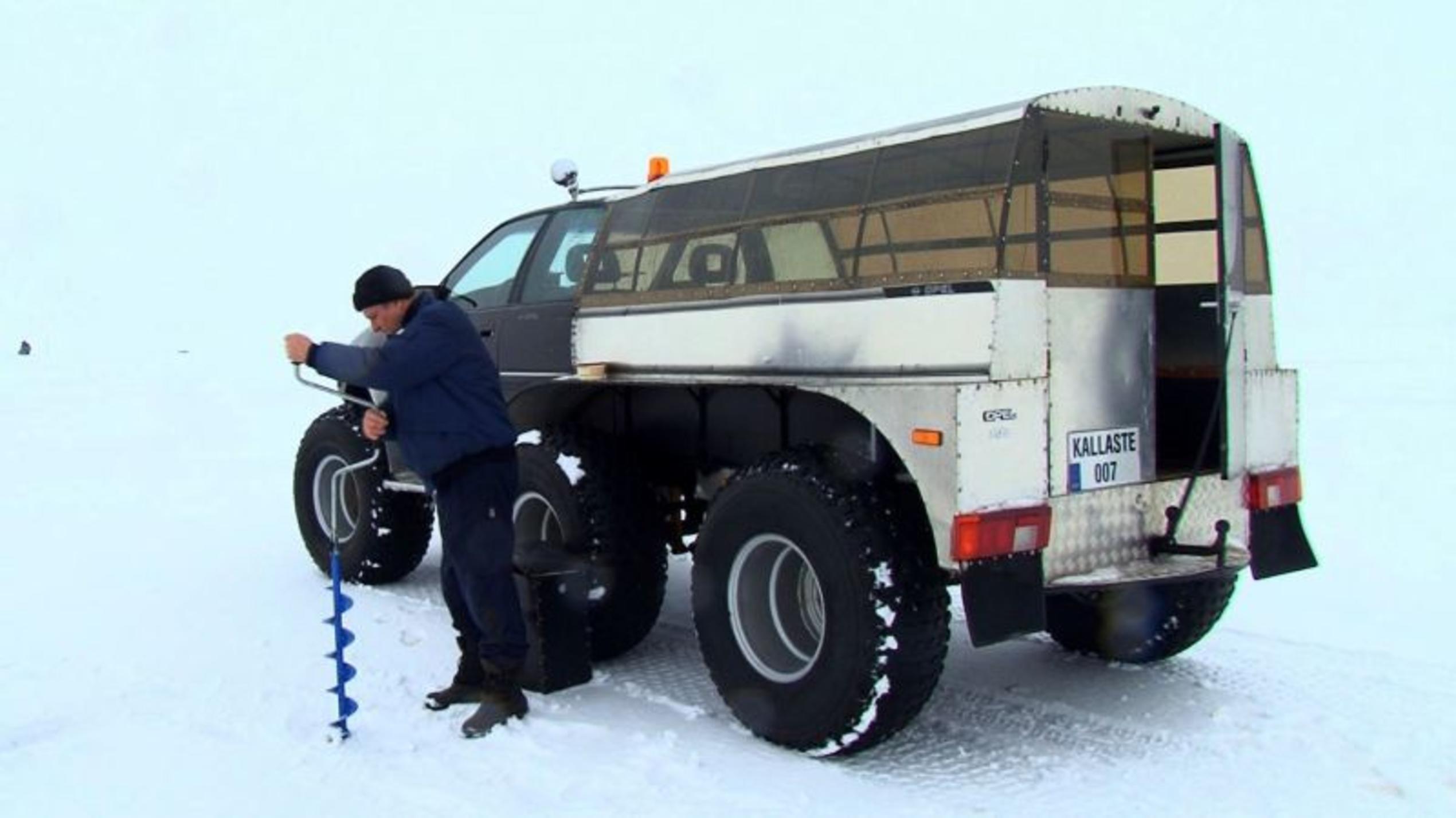Petri Heil: auto mobil beim Eisangeln in Estland
