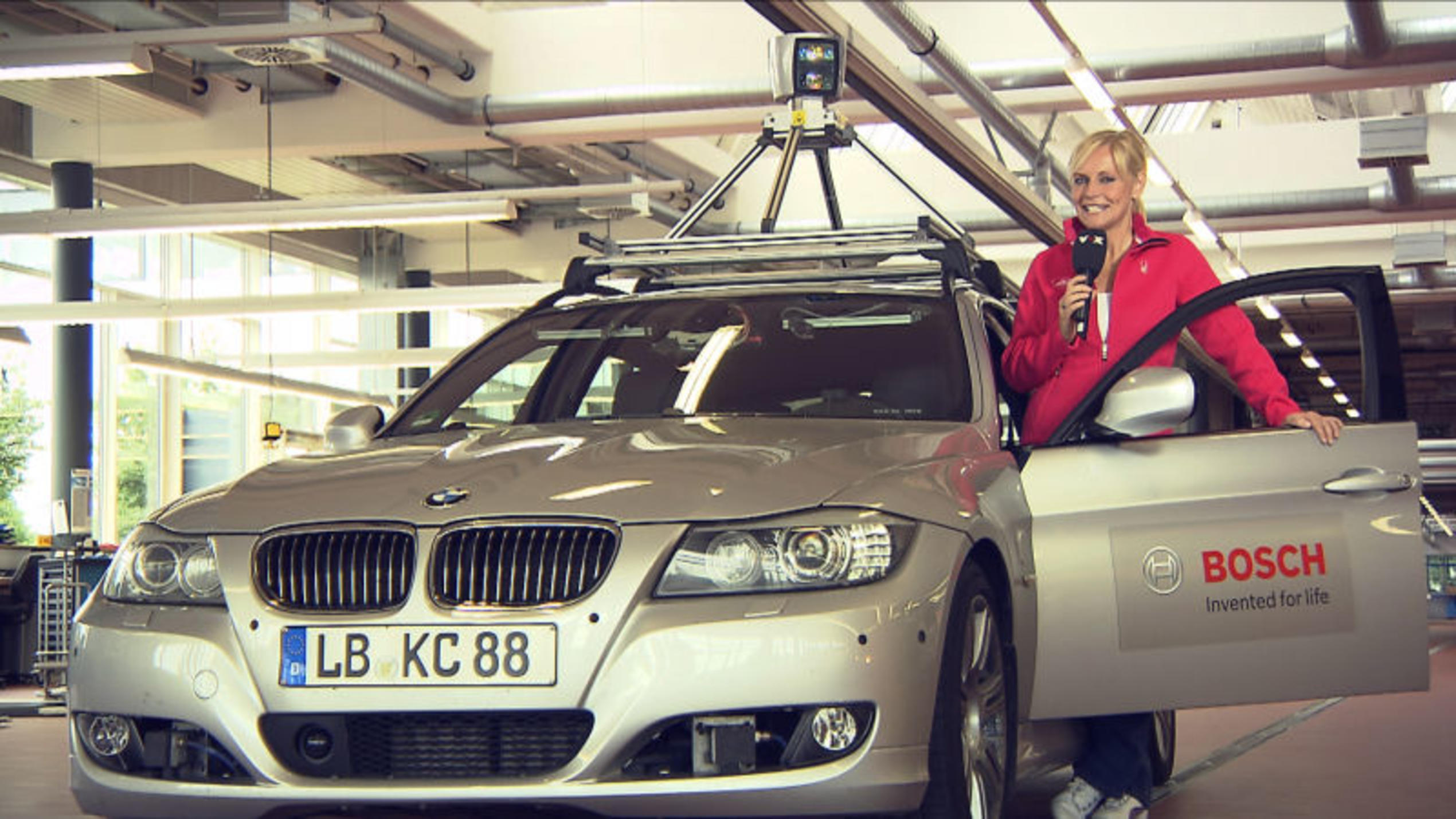 auto mobil-Moderatorin Birte Karalus und das Auto der Zukunft
