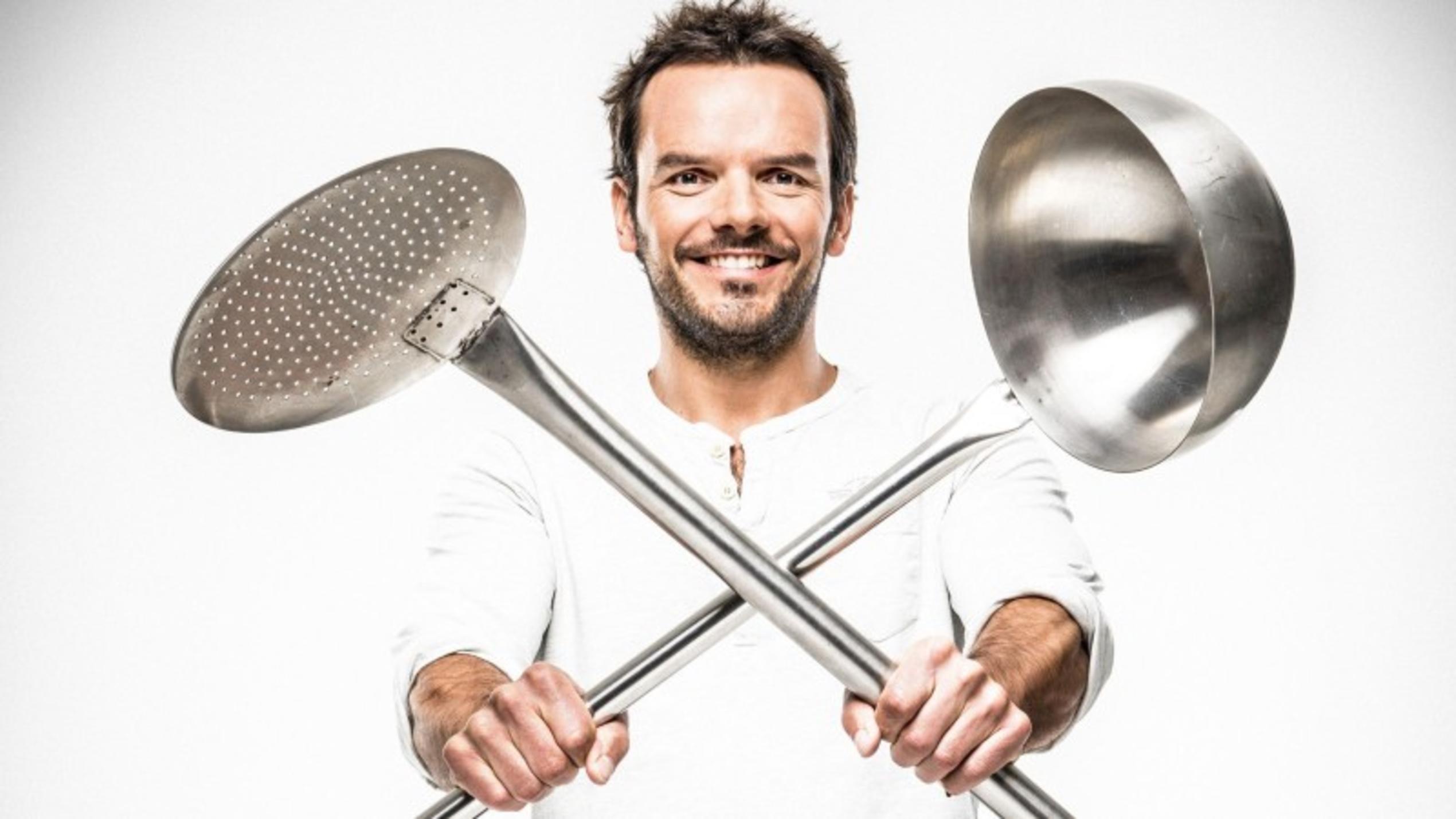 TV-Koch Steffen Henssler tritt beim "Grill den Profi Sommerspecial" gegen prominente Hobby-Griller an.
