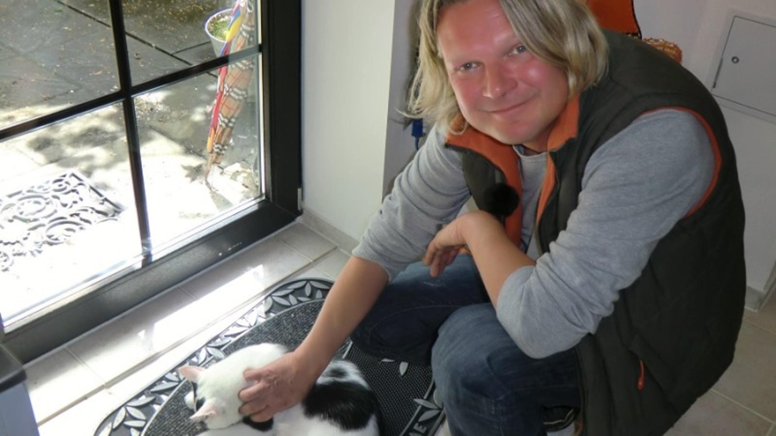 hundkatzemaus Frank Weber baut Carport für Katzen