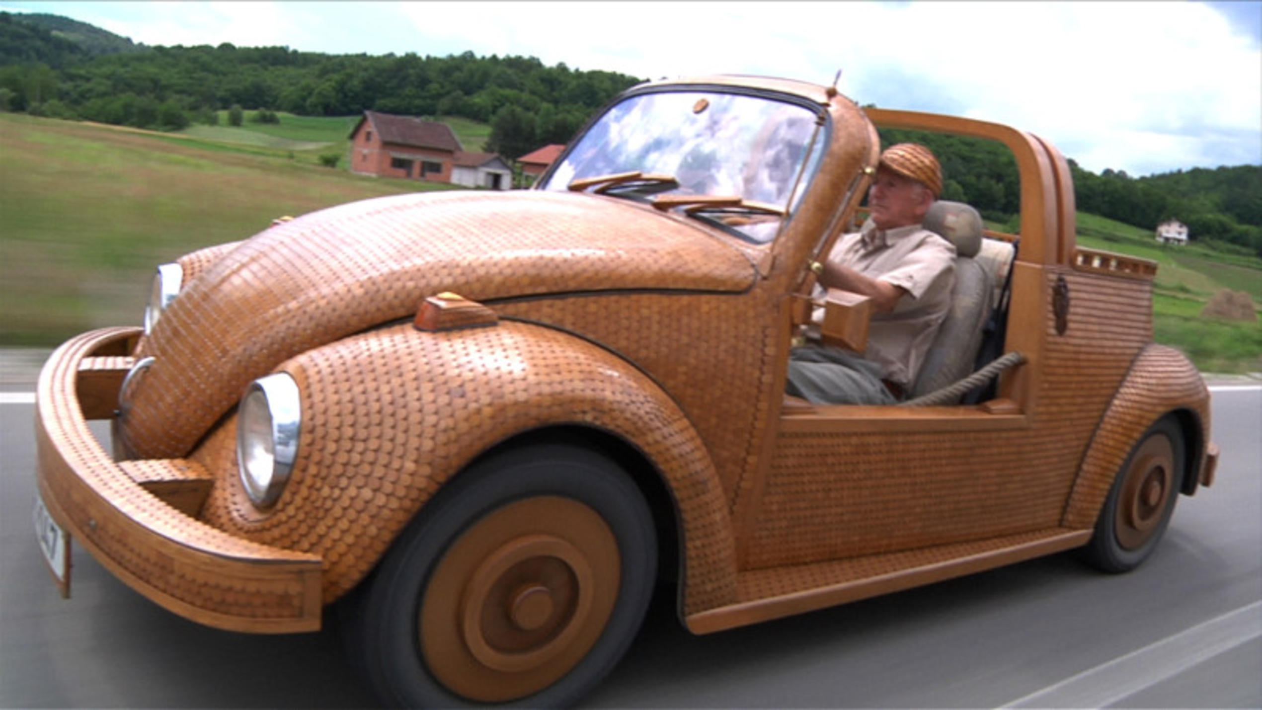 auto mobil zeigt einen echten Holz-Käfer!