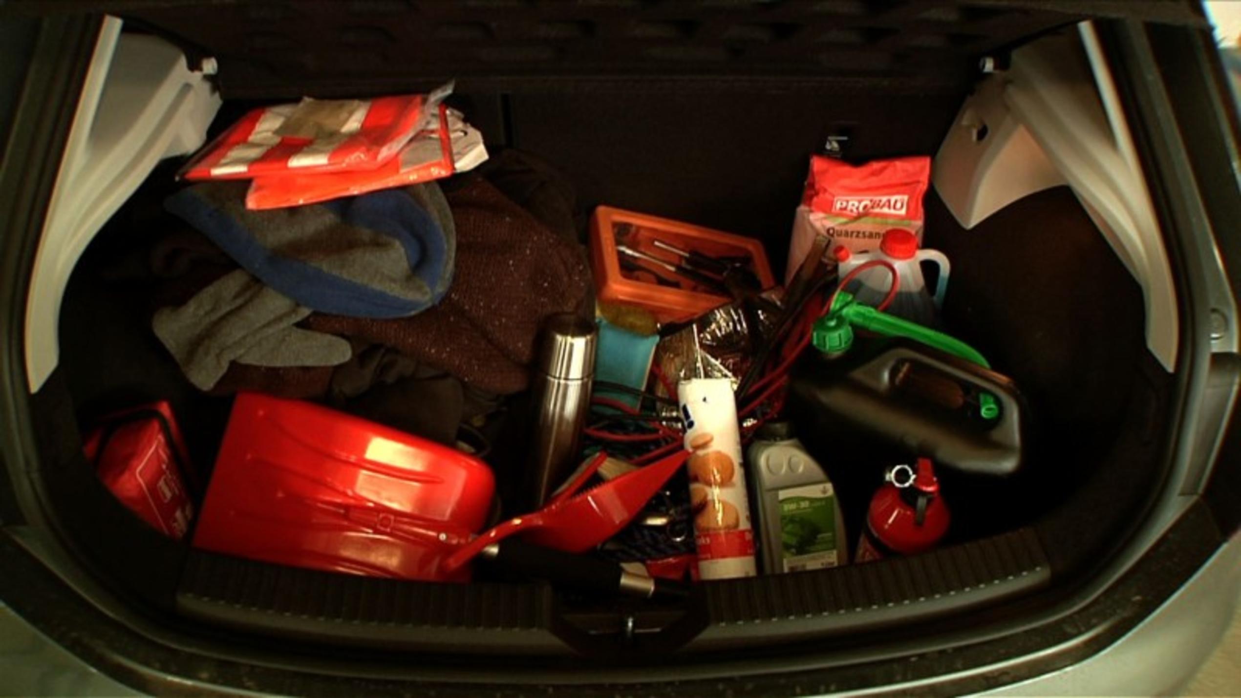 Platzprobleme im Auto: Muss man das wirklich alles dabei haben?