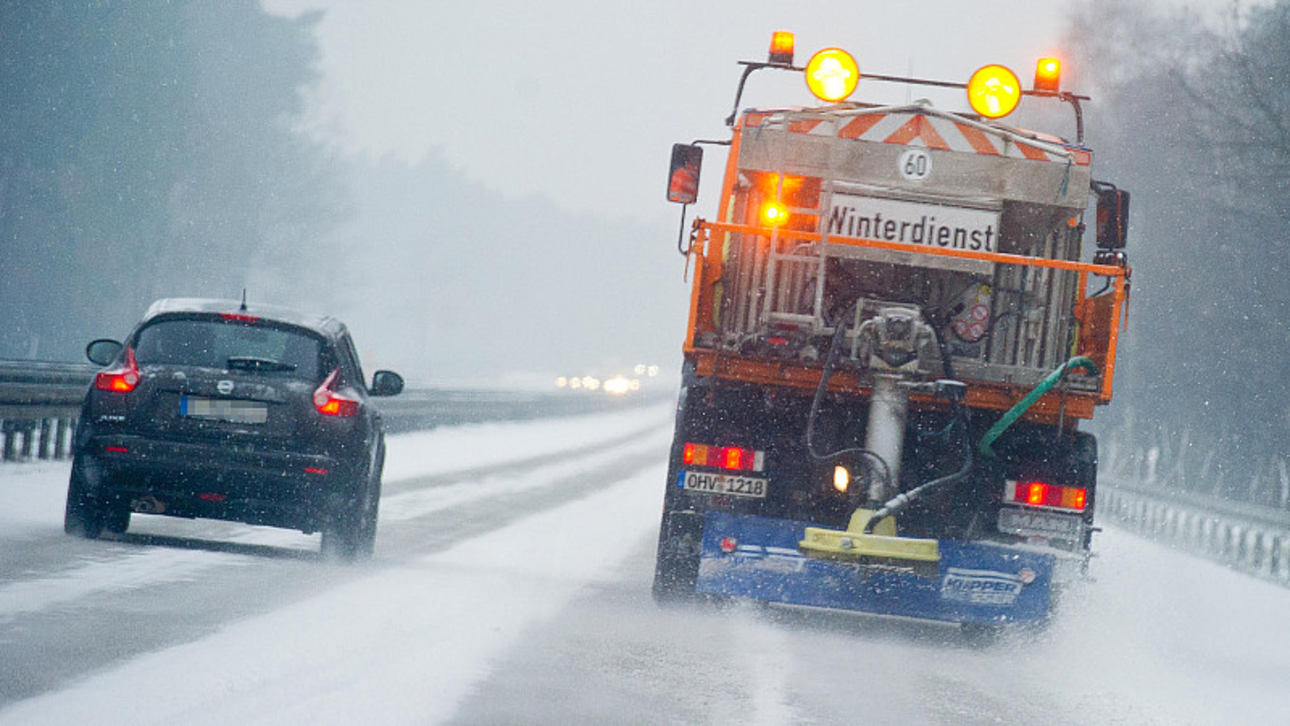 Ein Fahrzeug des Winterdienstes streut am 23.12.2012 Salz auf der Autobahn 12 nahe Briesen (Brandenburg). Wegen überfrierender Nässe sind die Straßen im Nordosten gefährlich glatt. Der Deutsche Wetterdienst gab eine Unwetterwarnung vor Glatteis herau