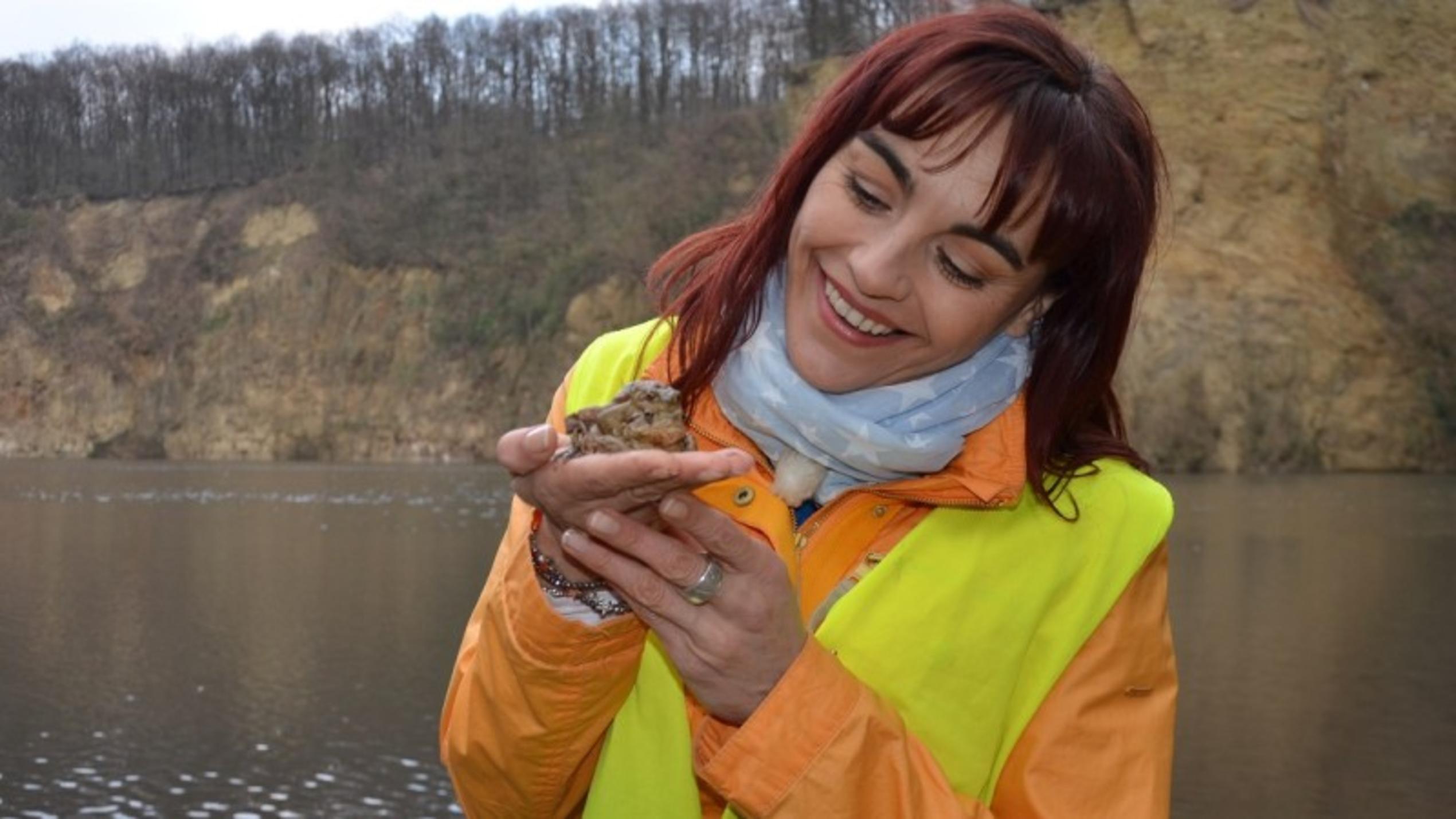 Diana Eichhorn rettet Erdkröten am Dornheckensee