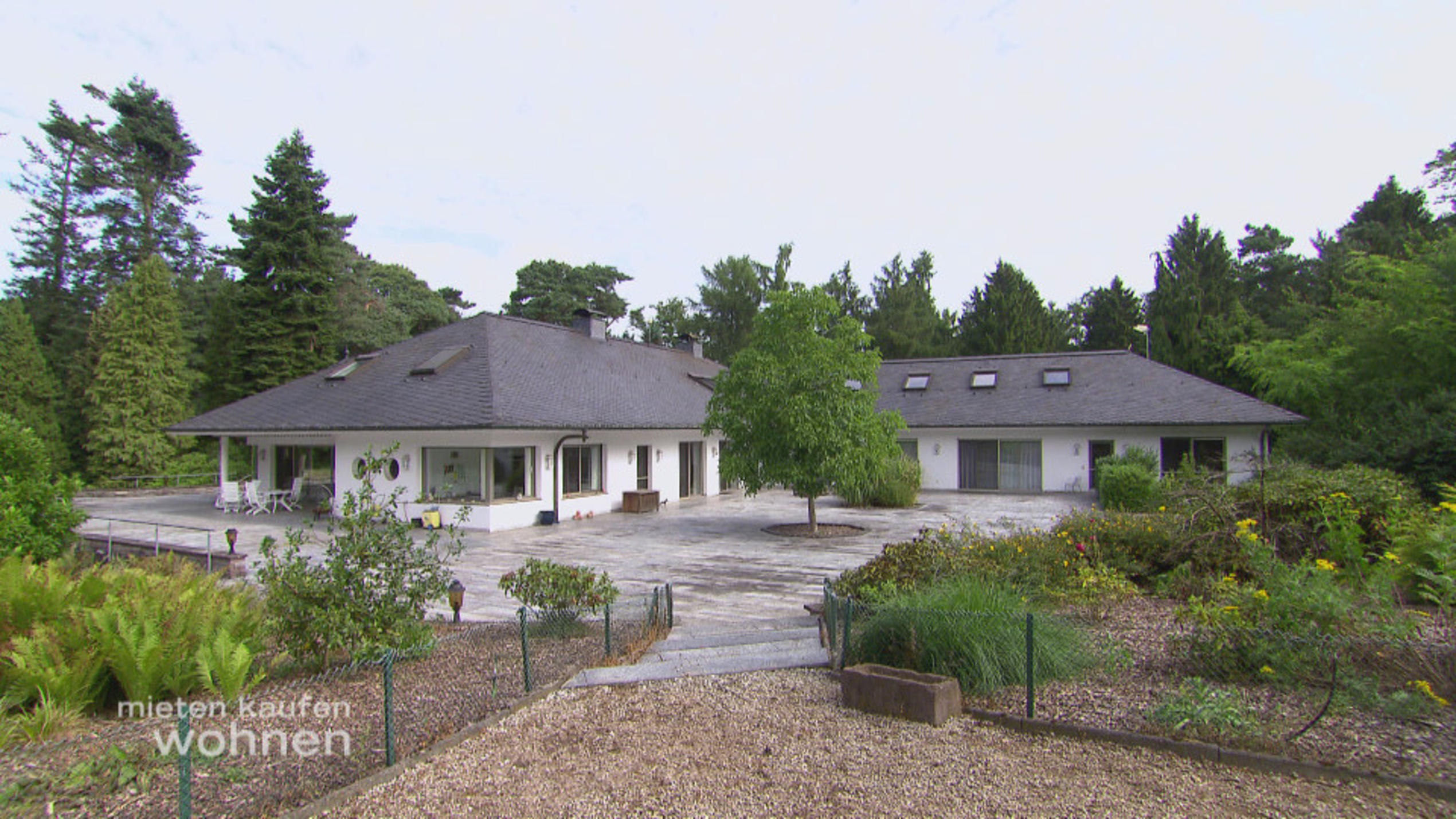 mieten, kaufen, wohnen: Diese Villa will Makler Axel Hartmann gewinnbringend verkaufen.