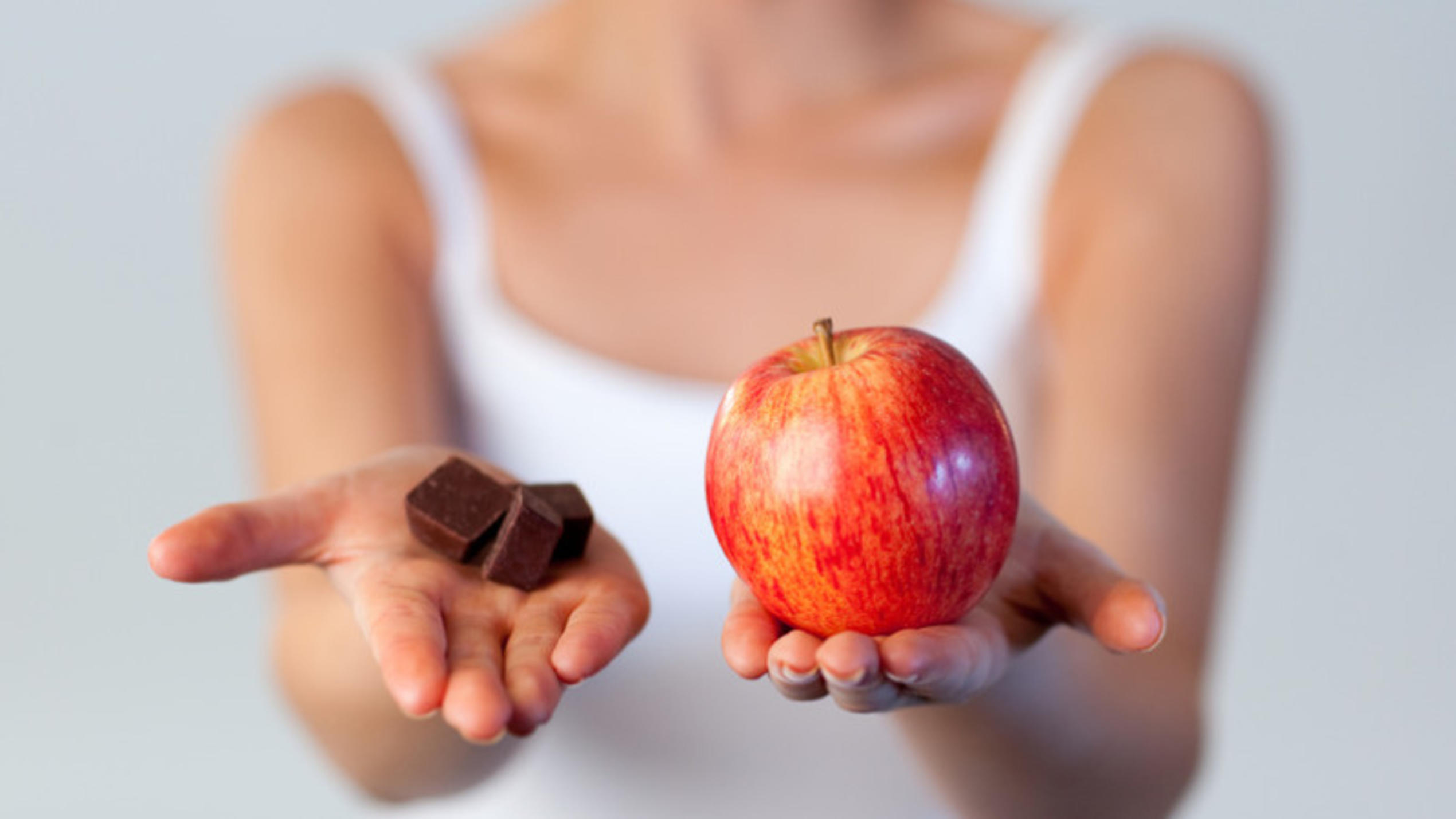 Schokolade oder Apfel? Wie man erfolgreich im Kaloriendefizit isst.