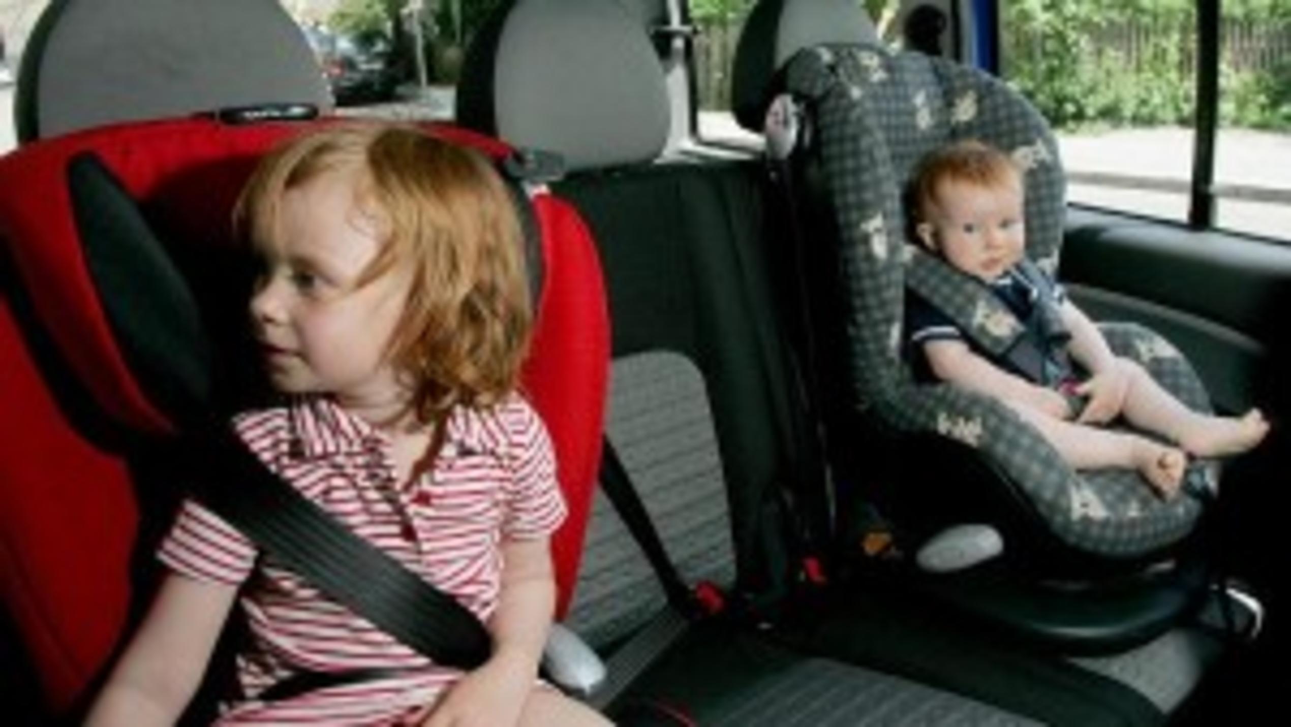 Kinder im Sommer im Auto - Hitzeschutz ist wichtig