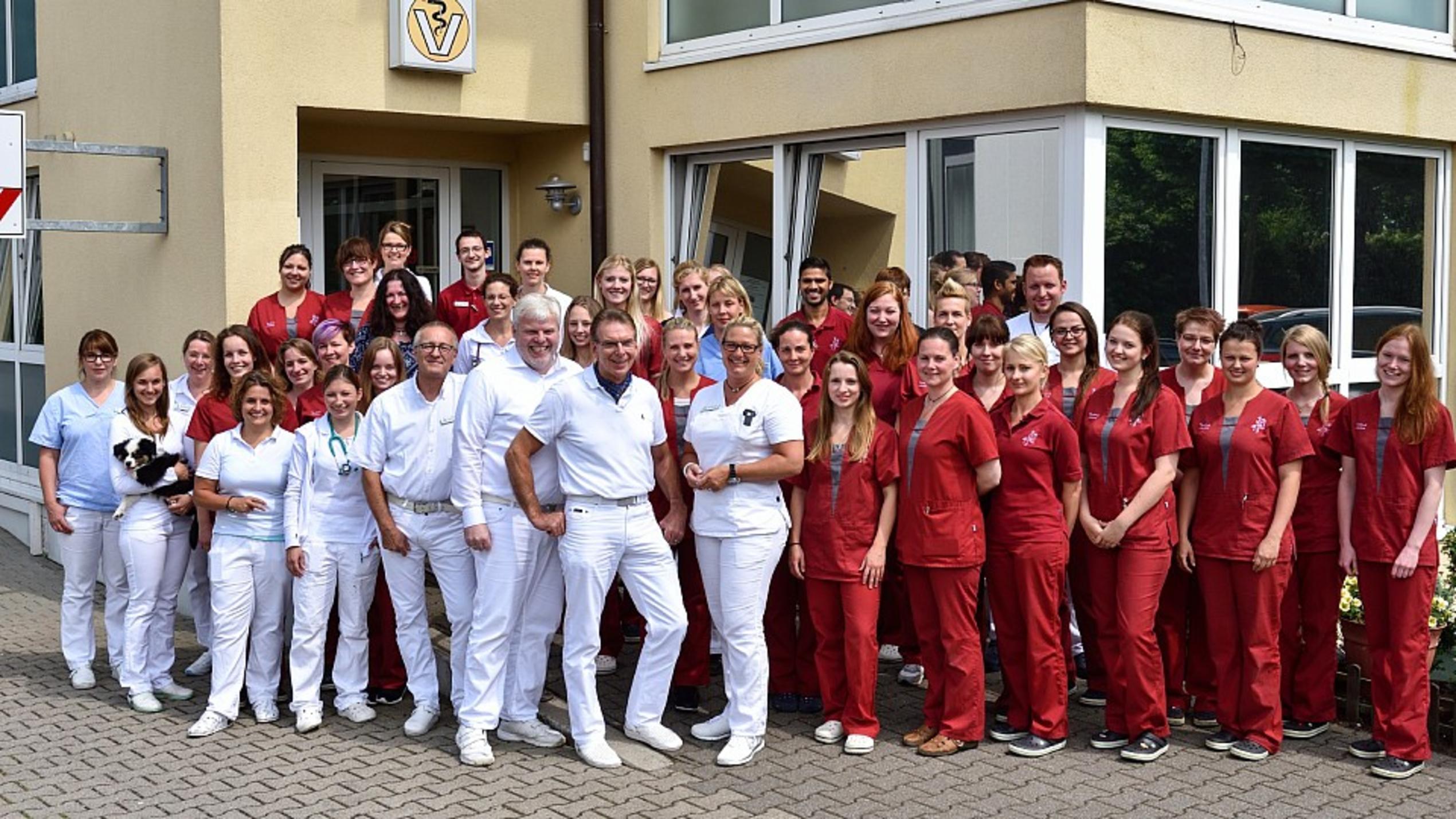 Das Team der Tierklinik Lüneburg - Klinik und Praxis für Kleintiere. (Quelle: www.vox.de)
