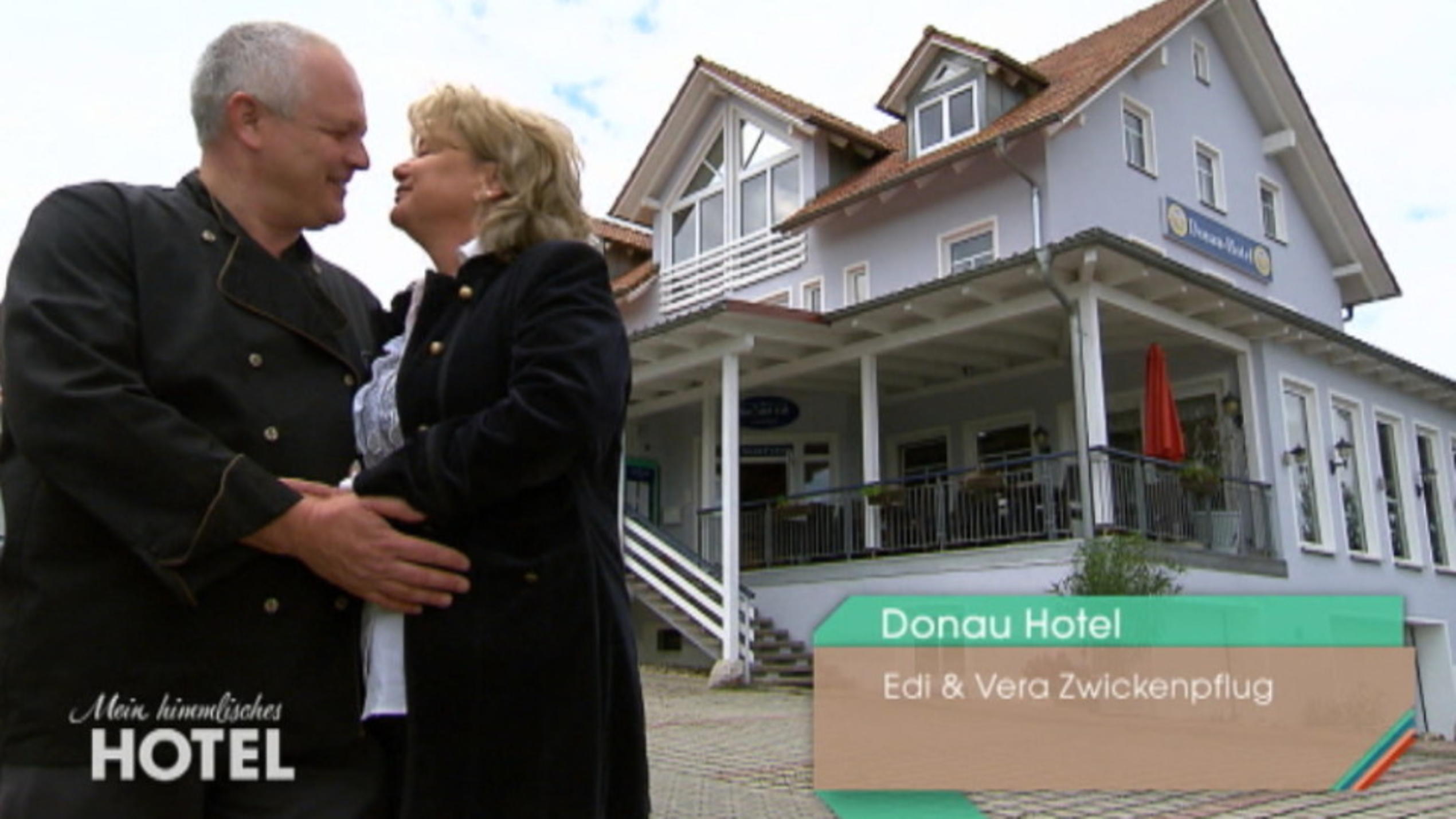 Vera und Edi posieren ganz verliebt vor ihrem "Donau Hotel".