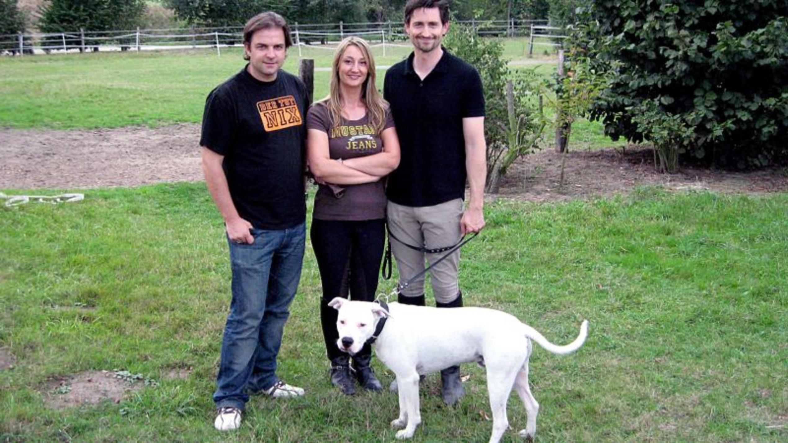 Hundeprofi Martin Rütter mit Magdalena und Stephan Bartz sowie Dogo-Argentino-Mix Dibo. Foto: VOX/Mina-Trading