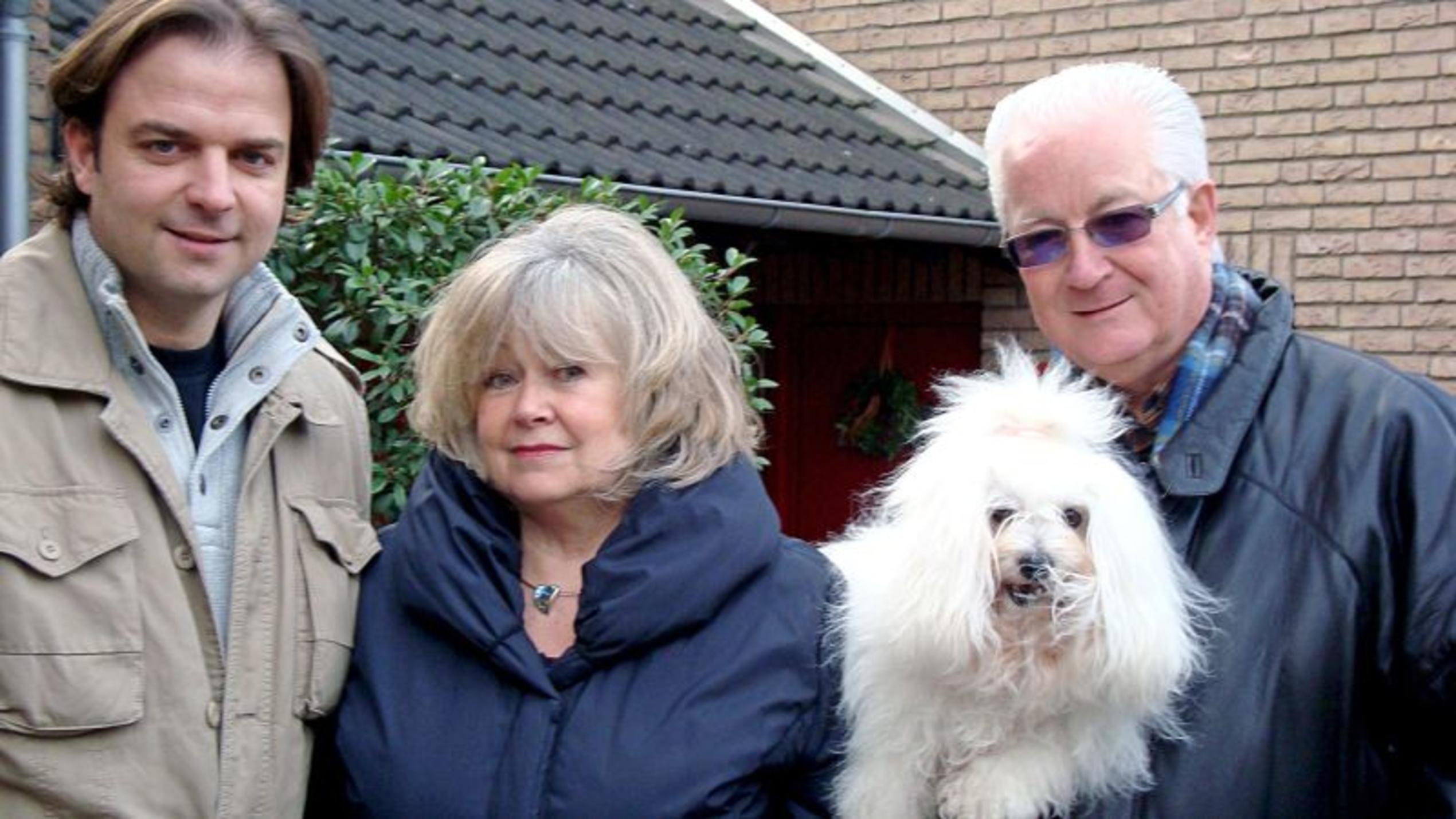 Hundeprofi Martin Rütter mit Rosemarie und Brian Quinn sowie ihrer Coton-de-Tuléar-Hündin Zita. Foto/VOX/Mina-Trading