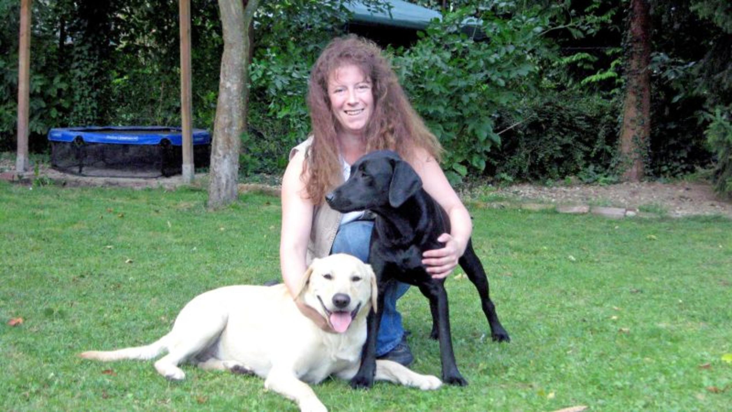 Andrea Bresgen mit ihren beiden Labrador Retrievern Thyson und Merle. Foto: VOX/Mina-Trading