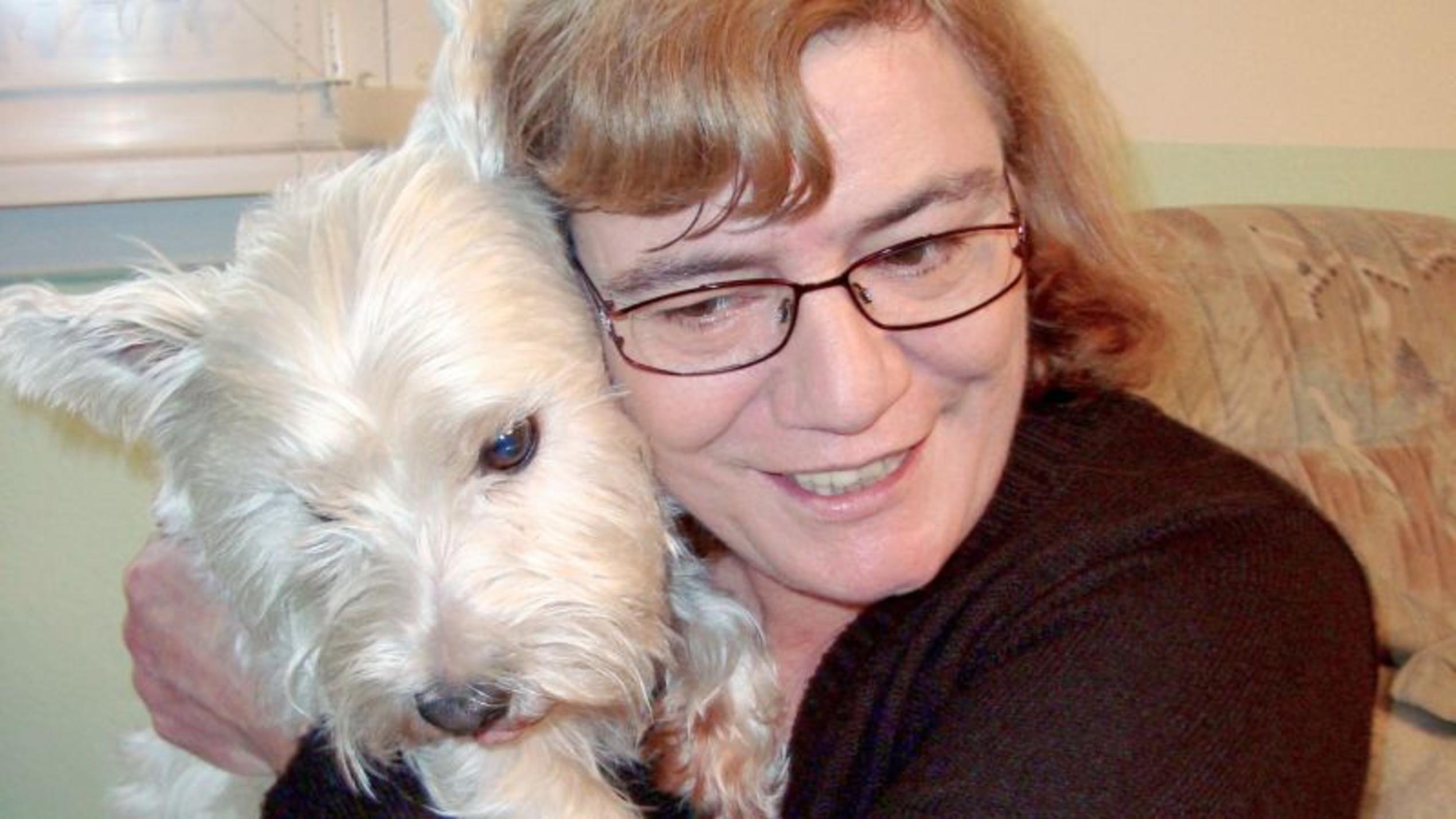 Elke Miebach und ihr West-Highland-Terrier Charly. Foto: VOX/Mina-Trading