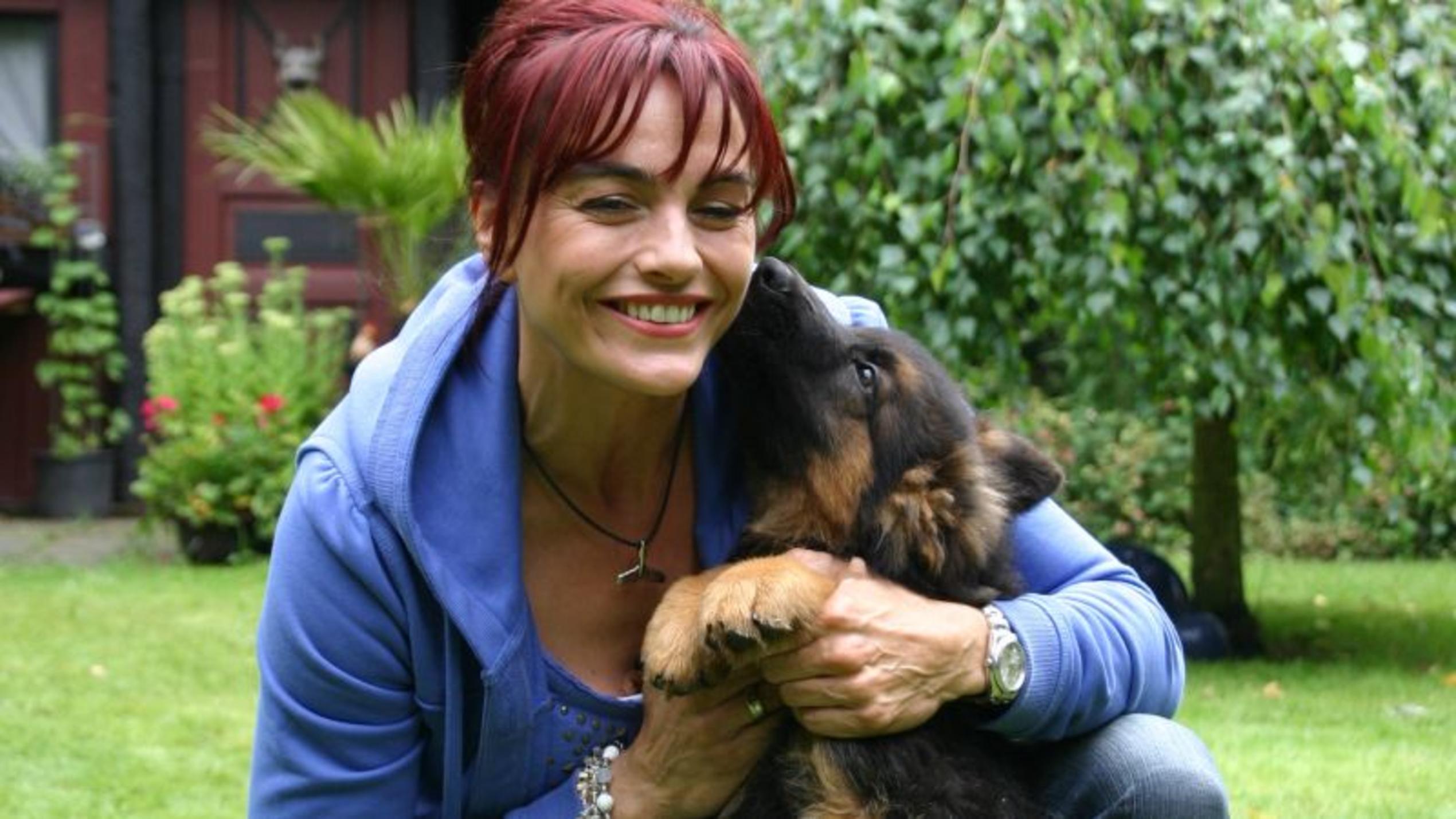 hundkatzemaus-Reporterin Diana Eichhorn mit einem jungen Schäferhund. Foto: VOX/DOCMA TV/Dr. Gerald Krakauer
