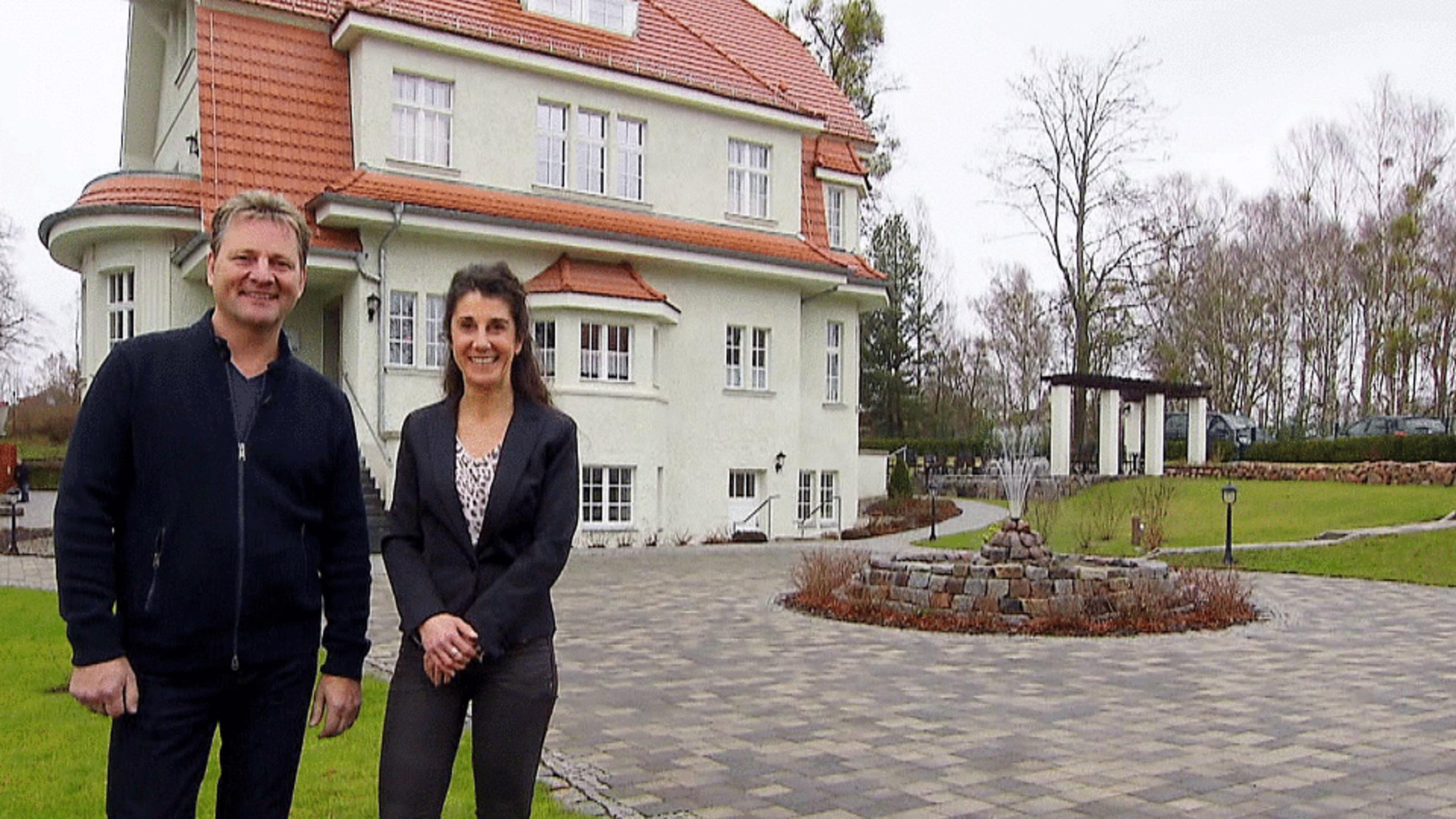 Jens und Ulrike vor der "Villa Ingeborg".