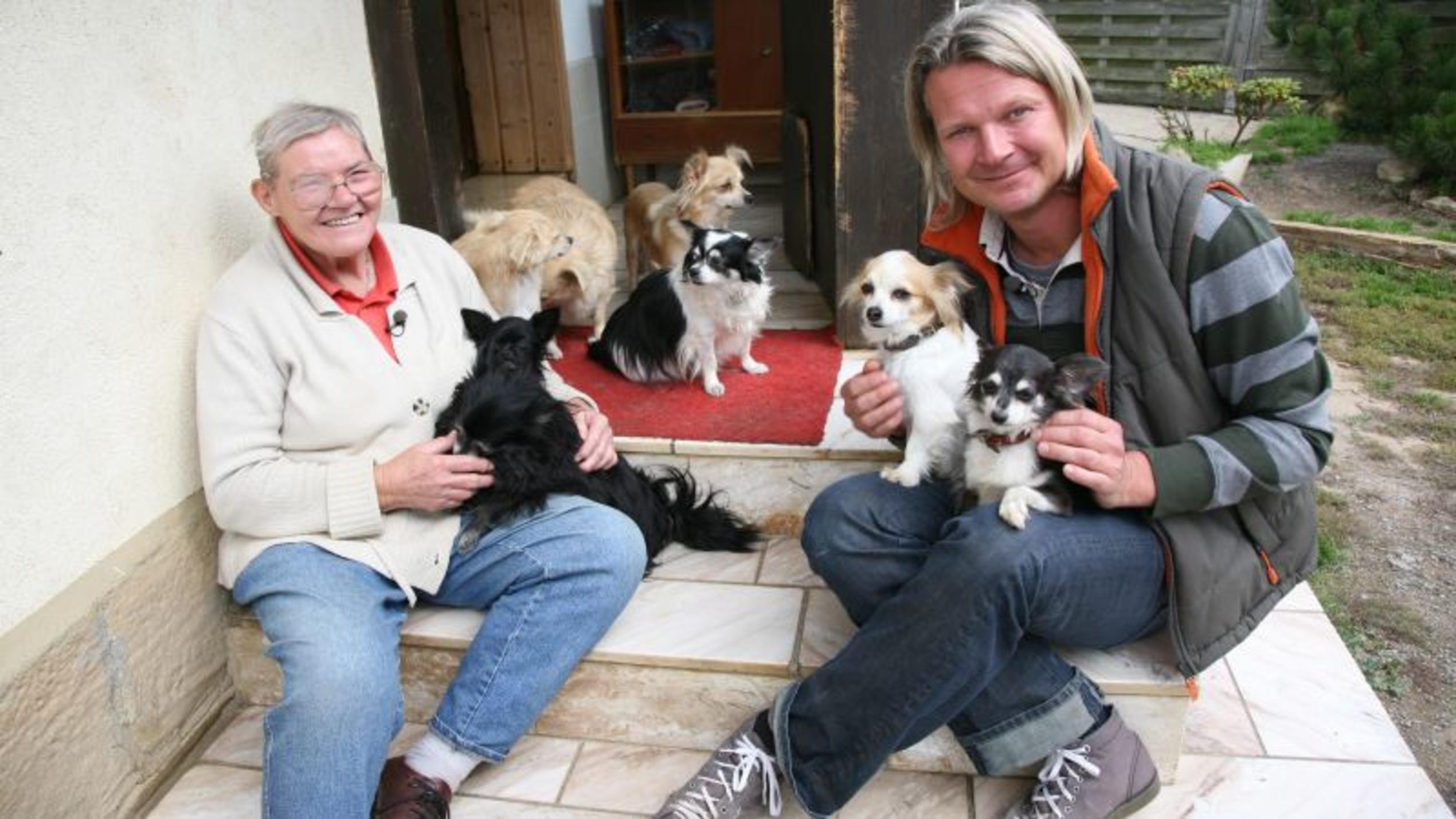hundkatzemaus-Tierschützer Frank Weber (r.) mit Adelheid Mahncke und ihren Chihuahuas. Foto: VOX/Docma TV/Dr. Gerald Krakauer