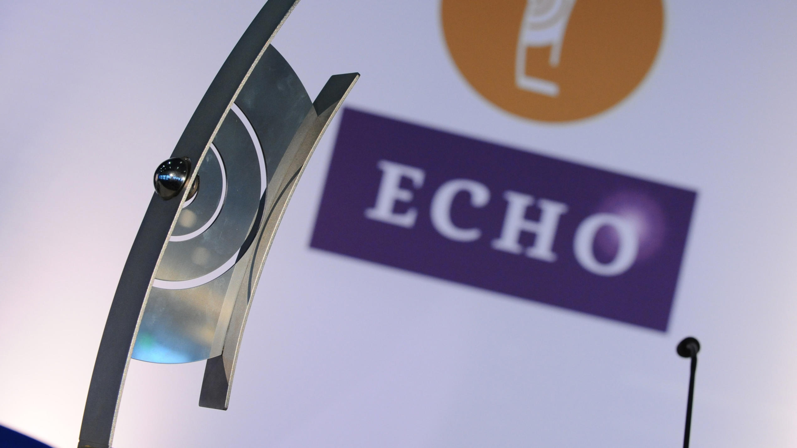 Das Logo des Musikpreises ECHO und der Preis selbst.