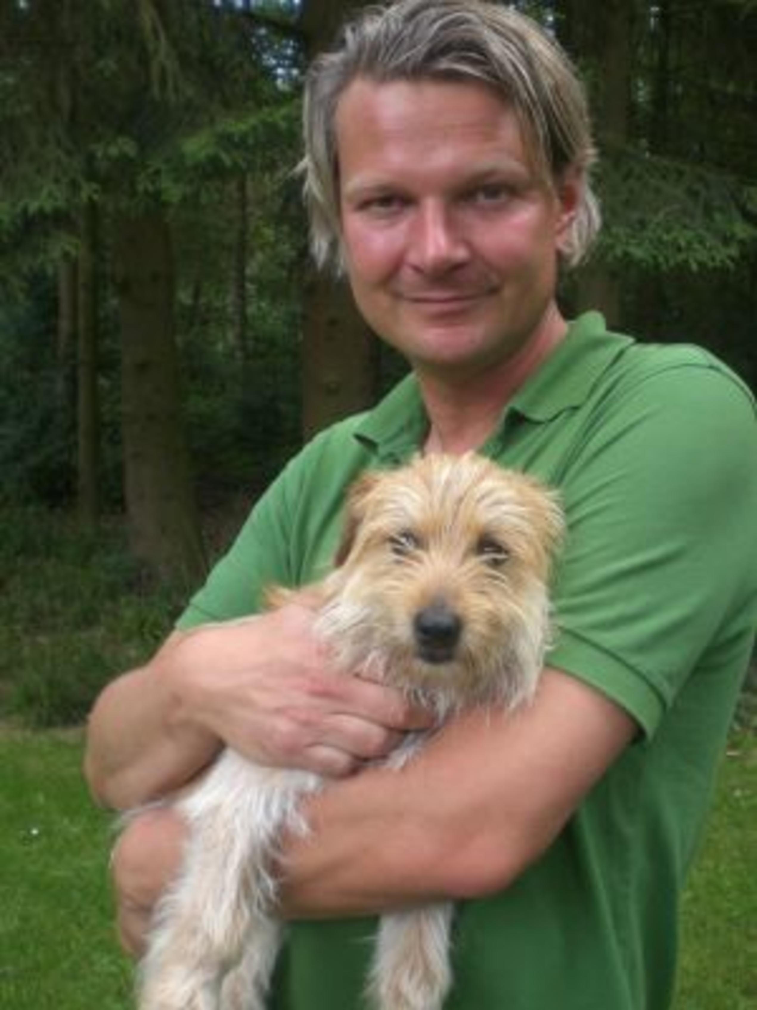 hundkatzemaus-Tierschutzexperte Frank Weber mit Mischlingshund Forrest. Foto: VOX/DOCMA TV/Dr. Gerald Krakauer