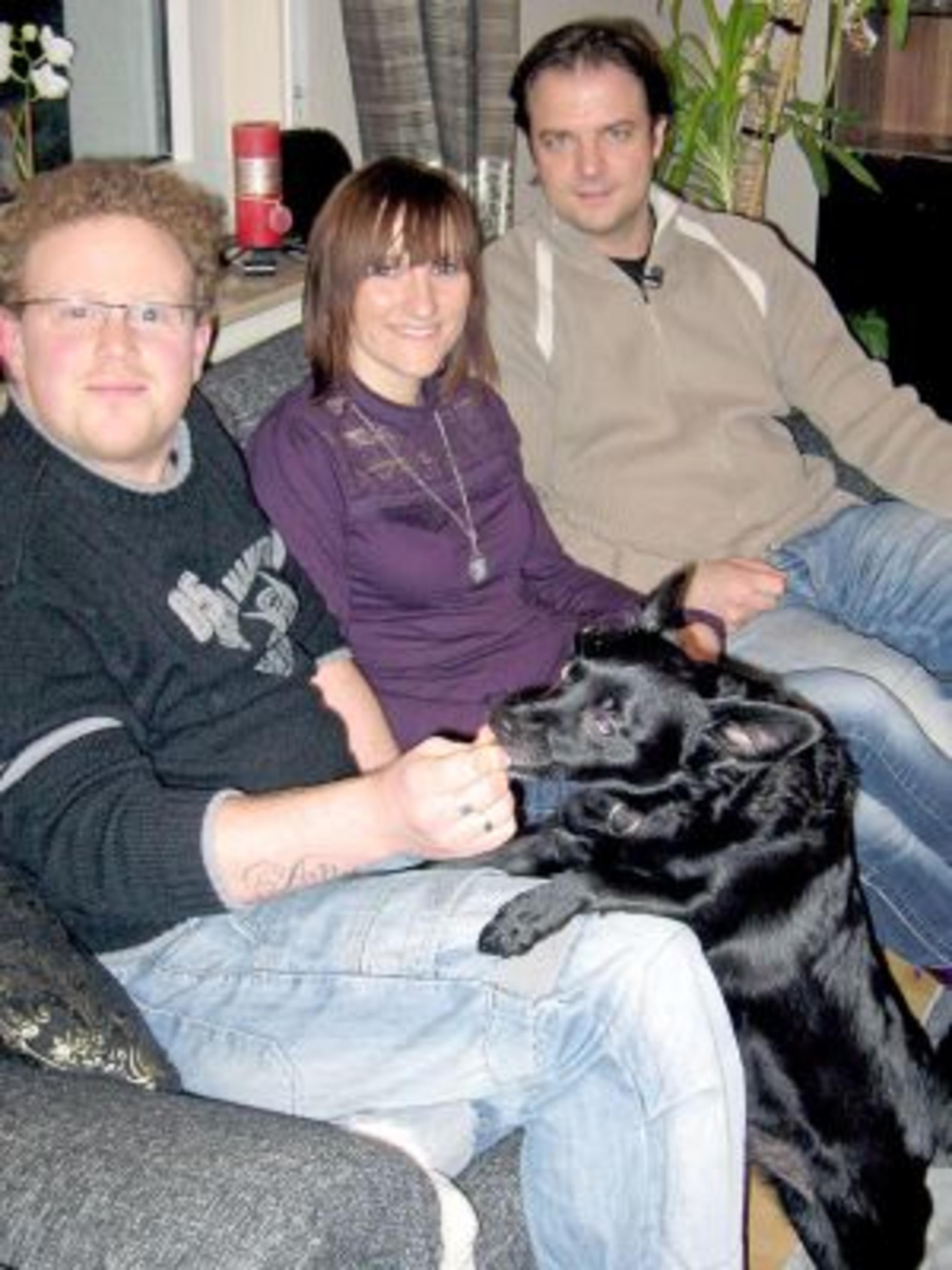 Ehepaar Sebastian und Anna Homeyer, Hundeprofi Martin Rütter, Mischlingshund Tiesto. Foto: VOX/Mina TV GmbH