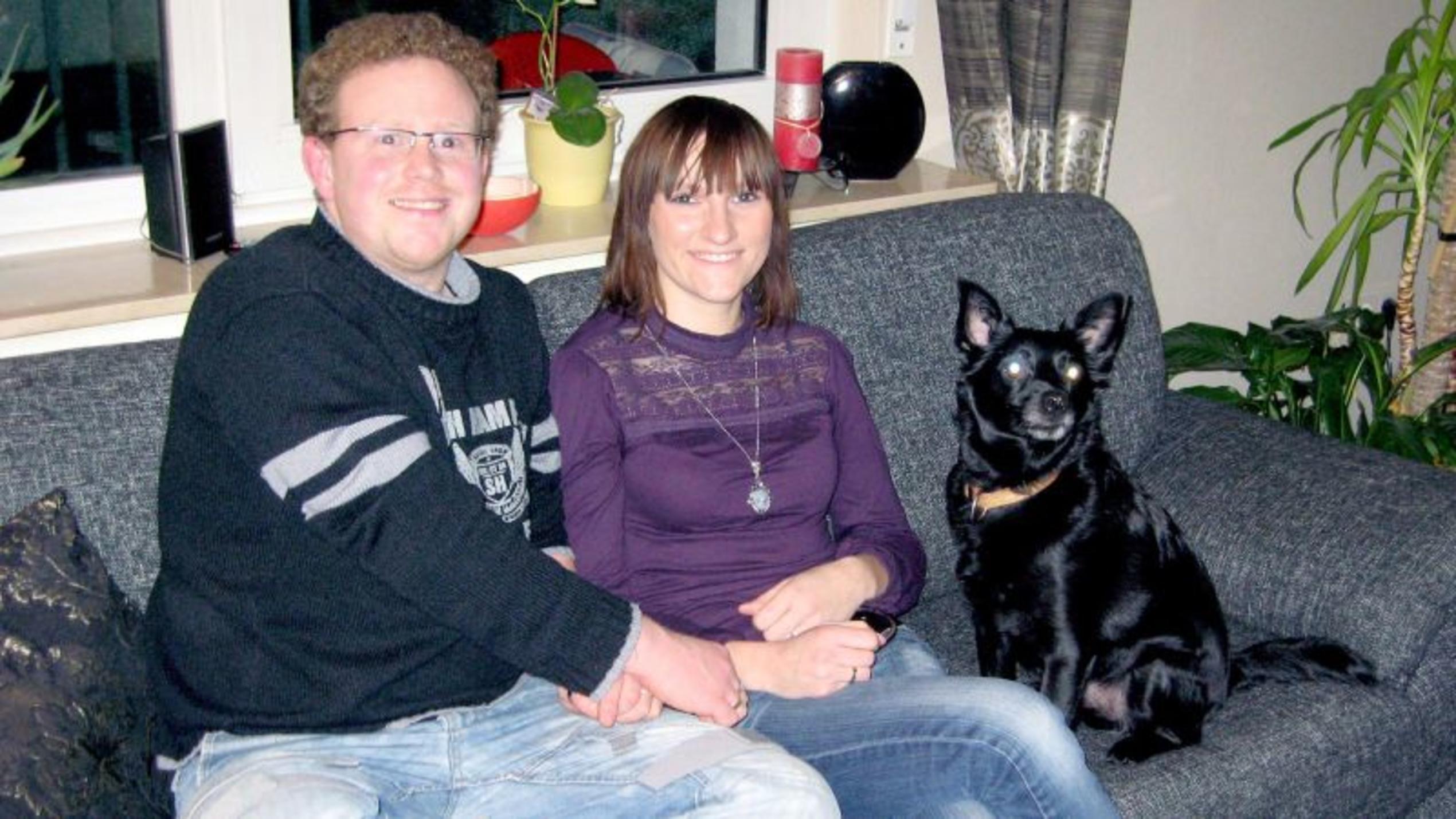 Ehepaar Sebastian und Anna Homeyer, Mischlingshund Tiesto. Foto: VOX/Mina TV GmbH