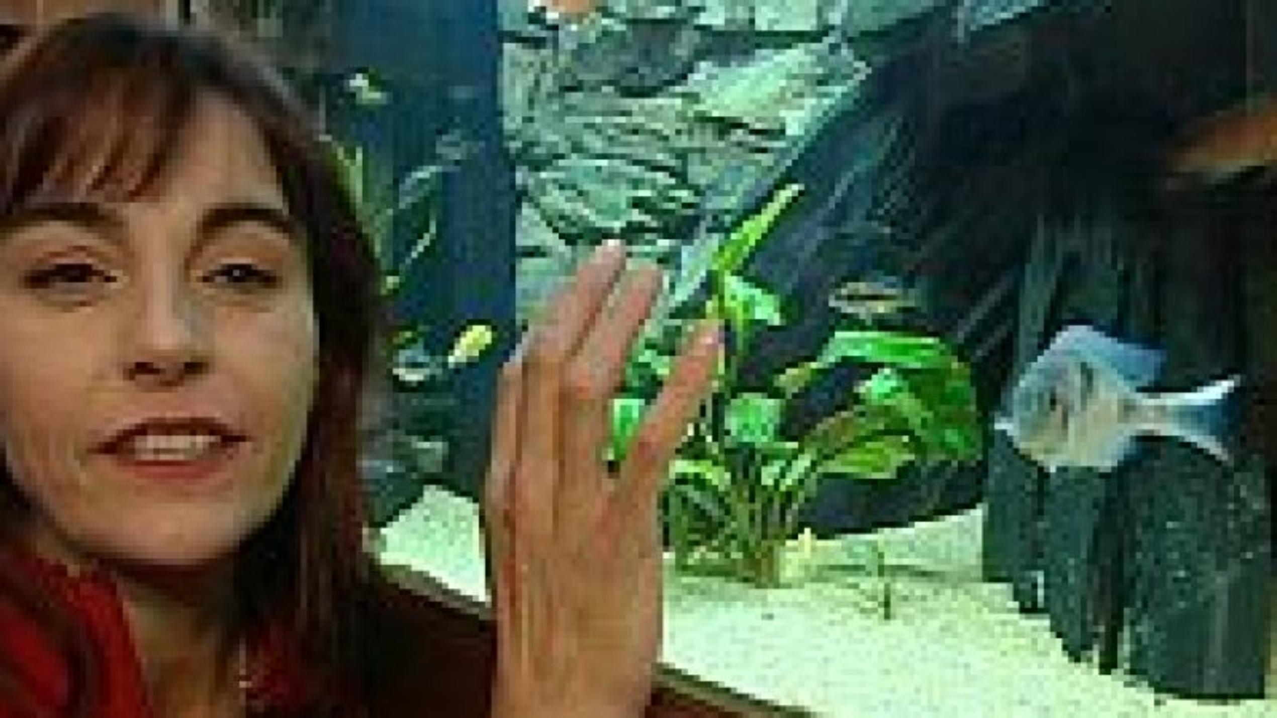 hundkatzemaus-Reporterin Daniela Eichhorn vor Aquarium mit Buntbarschen. Foto: VOX/VP