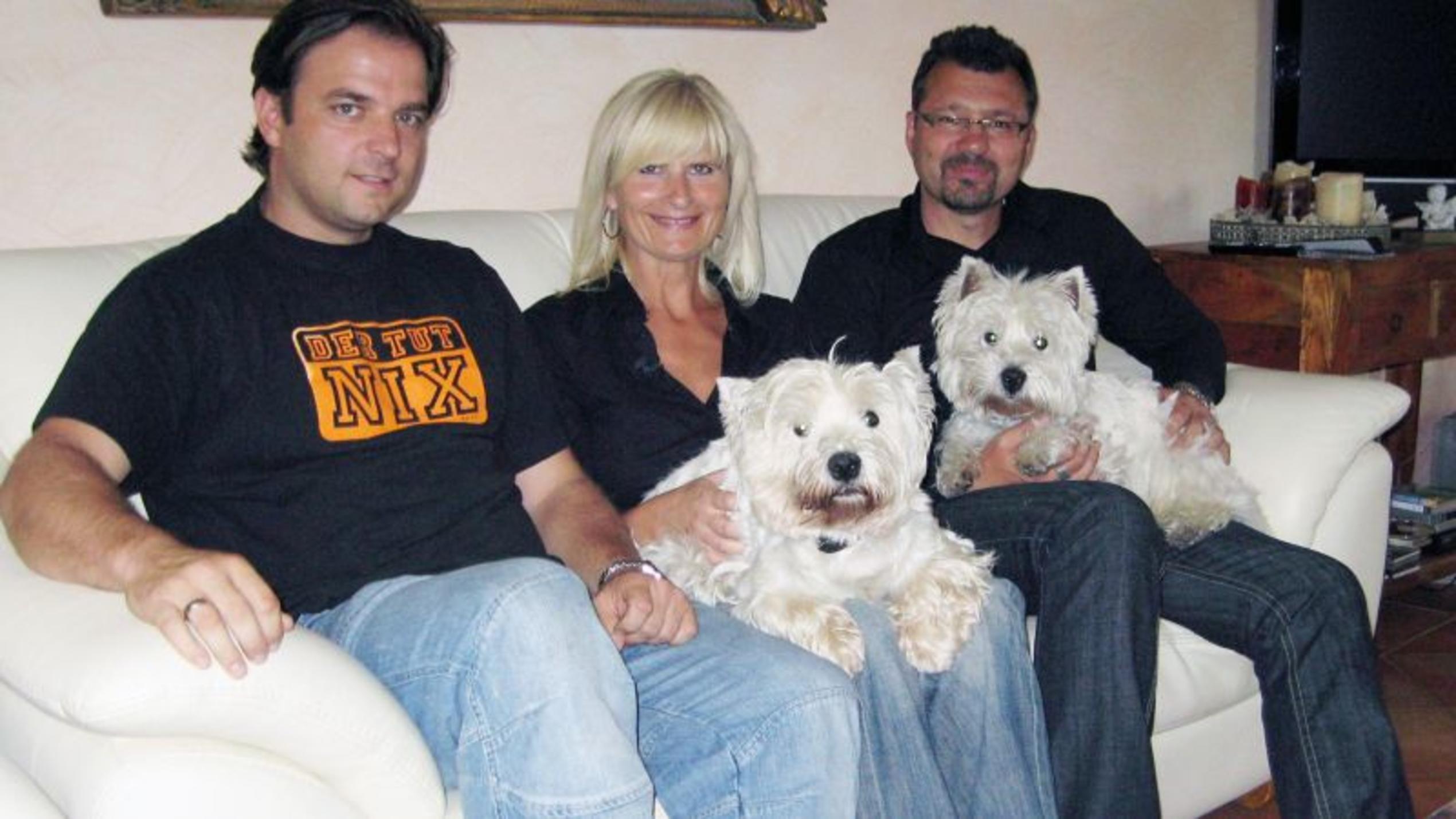 V.l.: Hundeprofi Martin Rütter, Ehepaar Christian und Birgit Eltner, West Highland-Terrier Kenzo und Fino. Foto: VOX/Mina TV GmbH